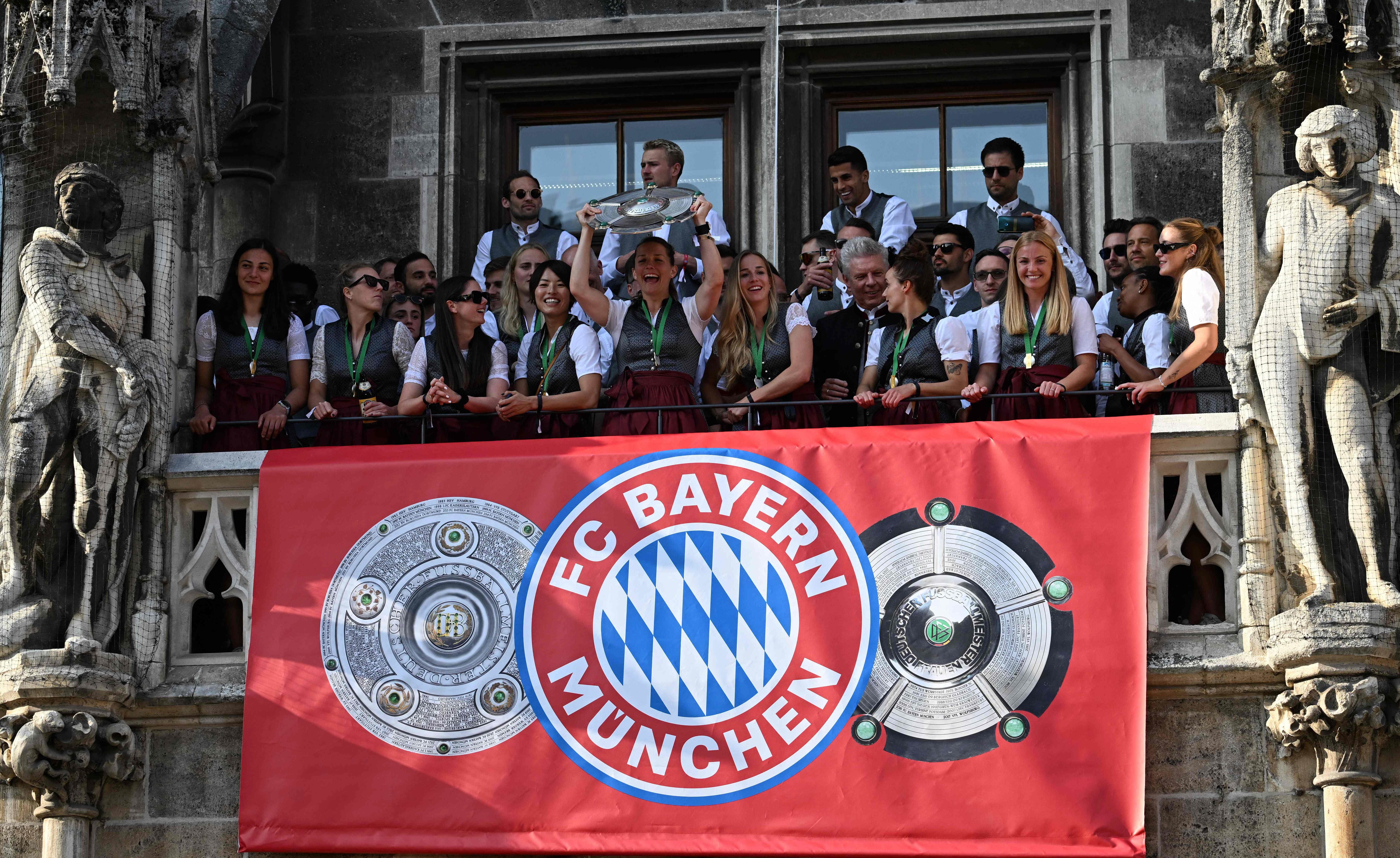 Tim Putra-putri Bayern Muenchen di balkon alun-alun pusat Marienplat