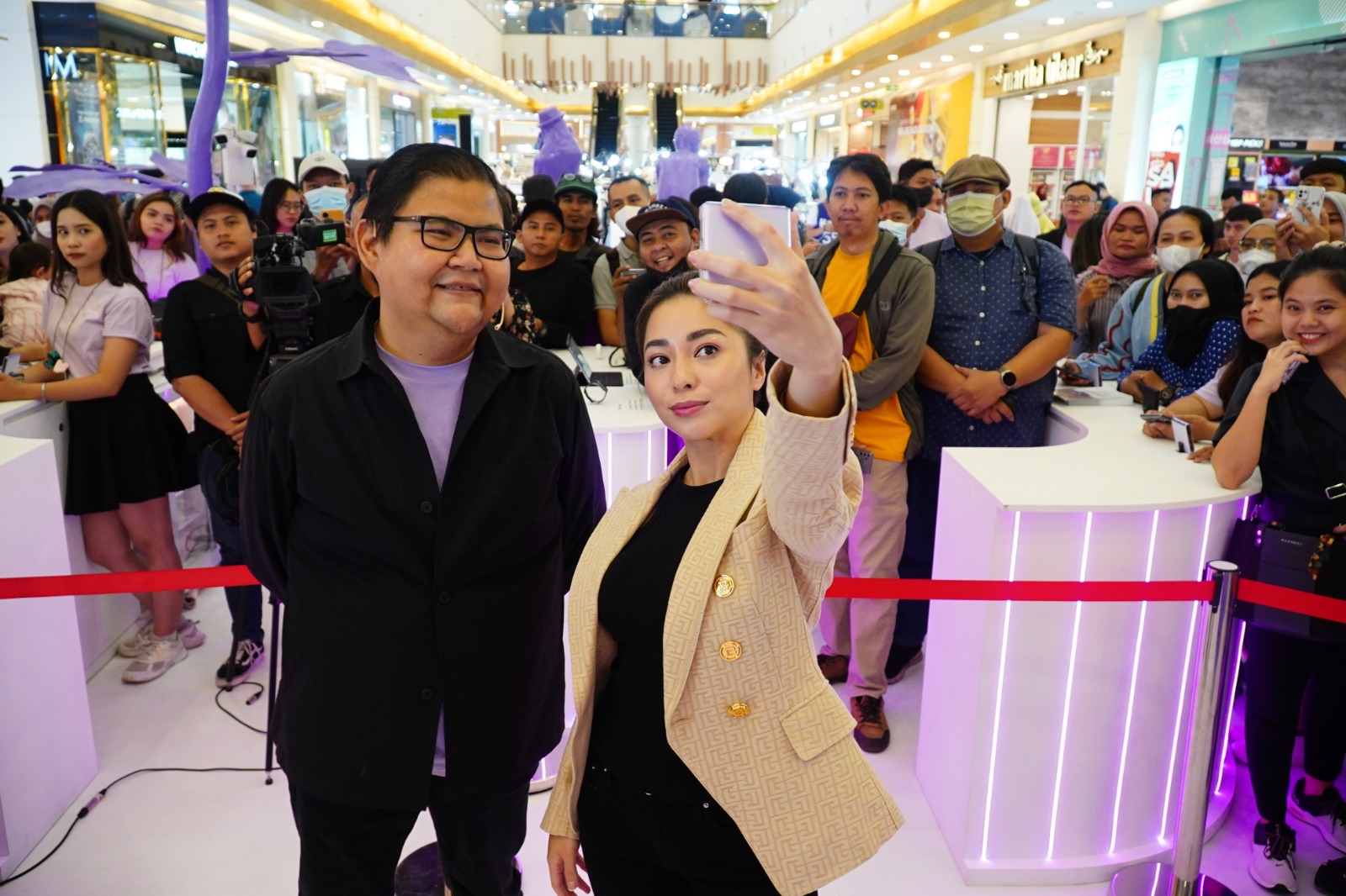 Nikita Willy selfie dengan Oppo Find N2 Flip di Pop Up Store Oppo Bekasi, Rabu (24/5).