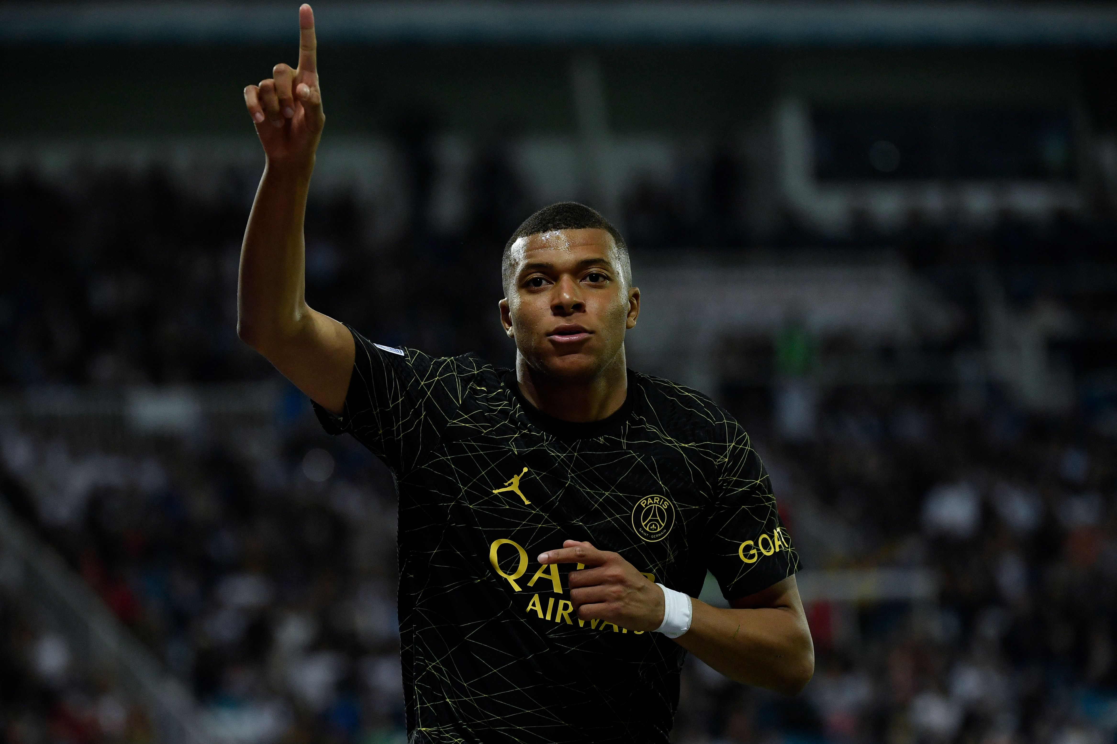 Penyerang PSG Kylian Mbappe melakukan selebrasi usai mencetak gol ke gawang Auxerre di laga Ligue 1. 
