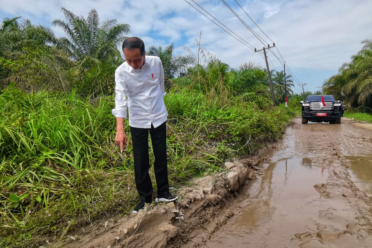 Presiden Jokowi mengecek jalan rusak di Labuan Batu Utara, Sumatera Utara.