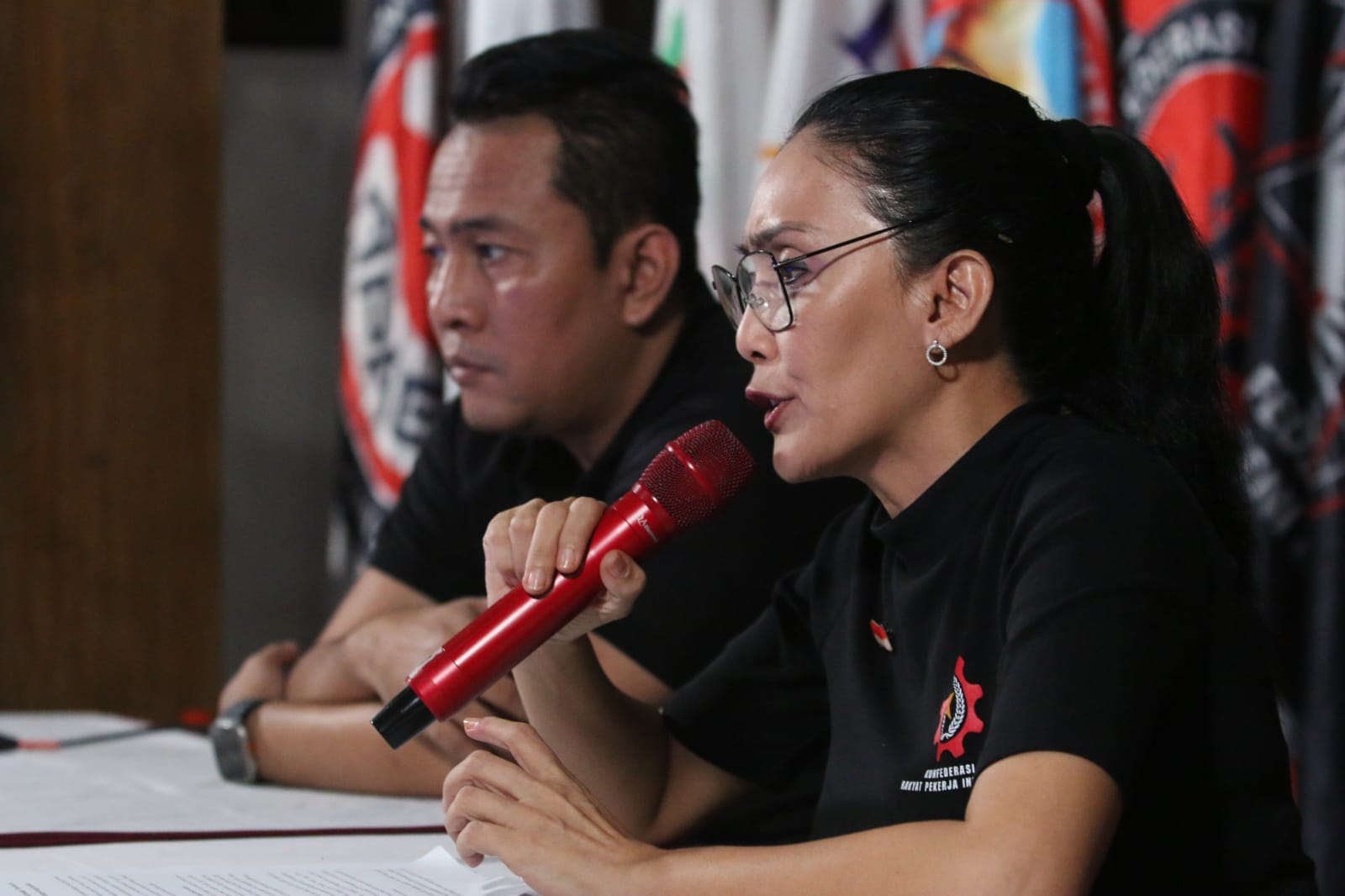 Ketua Umum KRPI Rieke Diah Pitaloka memberikan keterangan pers terkait RUU Kesehatan di Depok, Minggu (7/5).