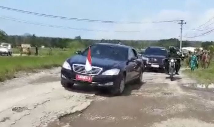 Presiden Jokowi meninjau jalan rusak di Lampung.