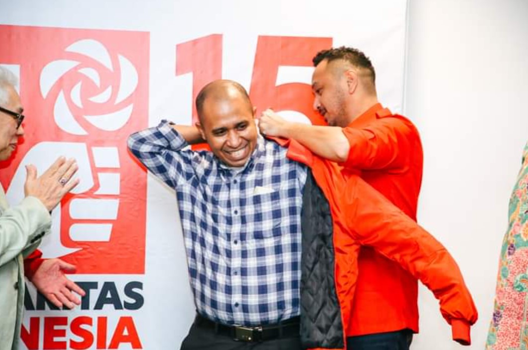Ketua Umum PSI Garing Ganesha mengenakan jaket PSI kepada Martinus Laba Uung