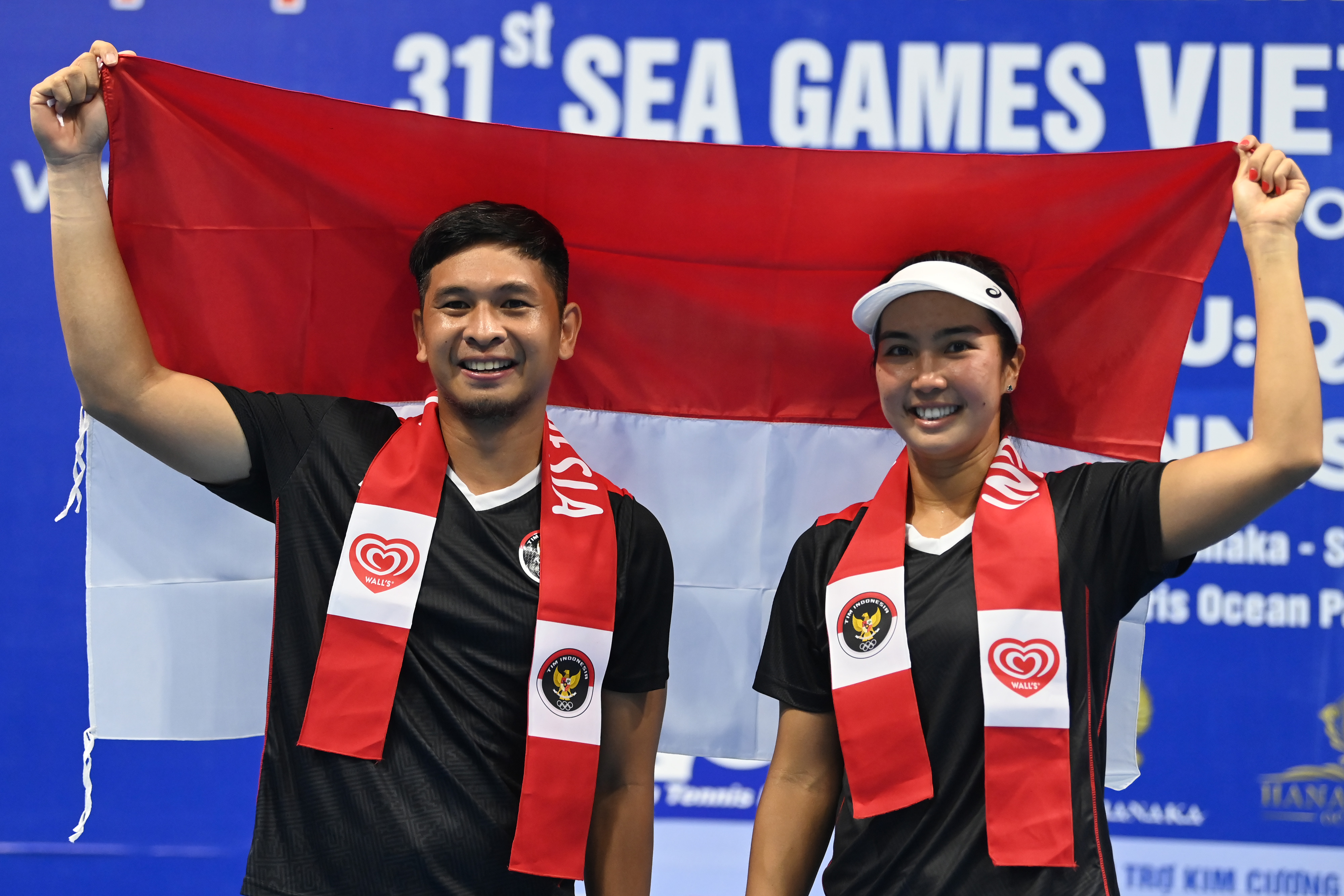 Pasangan ganda campuran Christopher Rungkat (kiri) dan Aldila Sutjiadi usai meraih medali emas SEA Games 2023. 