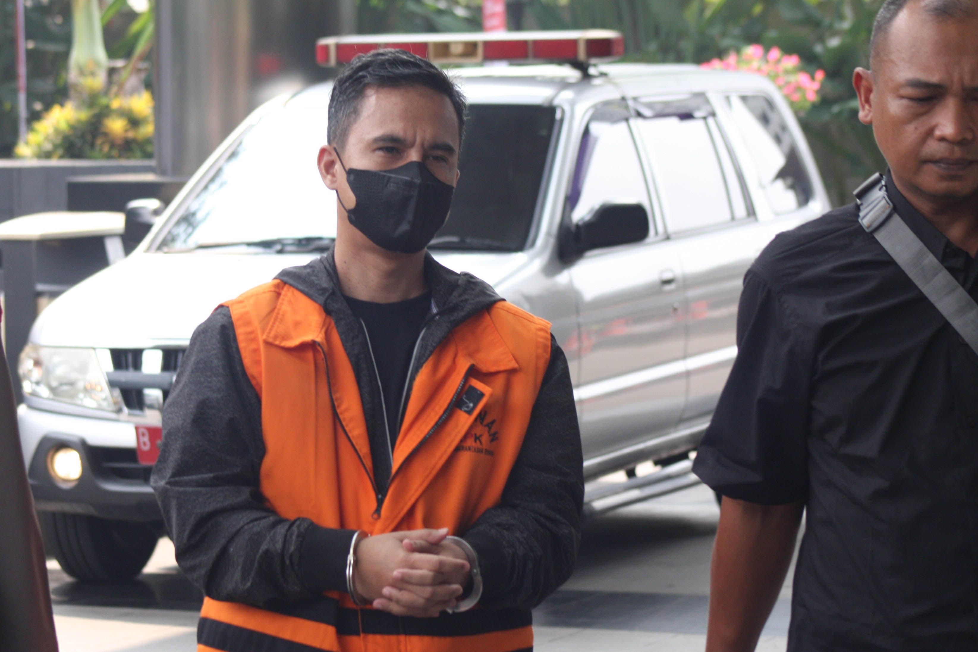 Mantan General Manager Unit Bisnis Pengolahan dan Pemurnian Logam Mulia PT Antam Dodi Martimbang menjalani pemeriksaan di gedung KPK