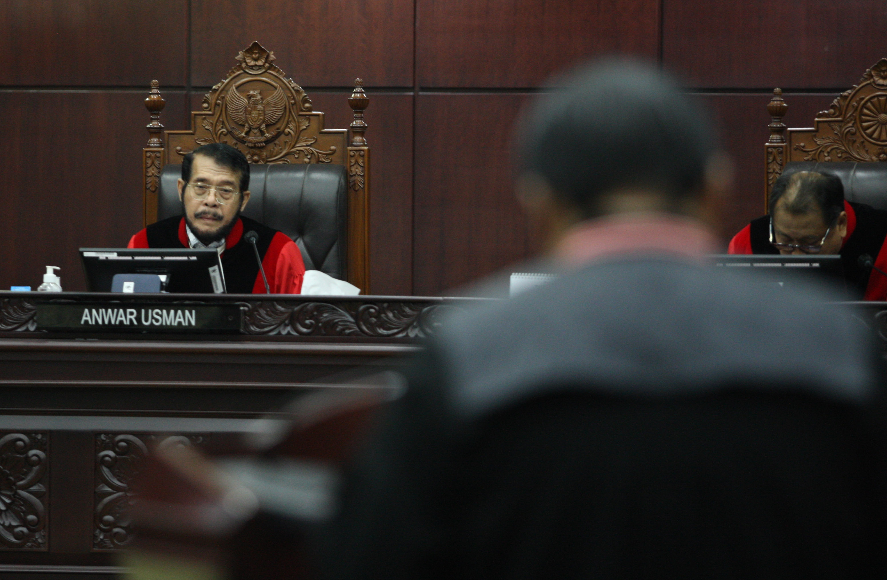Ketua MK Anwar Usman mendengarkan keterangan ahli dalam sidang uji materi Pasal 168 Undang-Undang Nomor 7 Tahun 2017 tentang Pemilihan Umum 