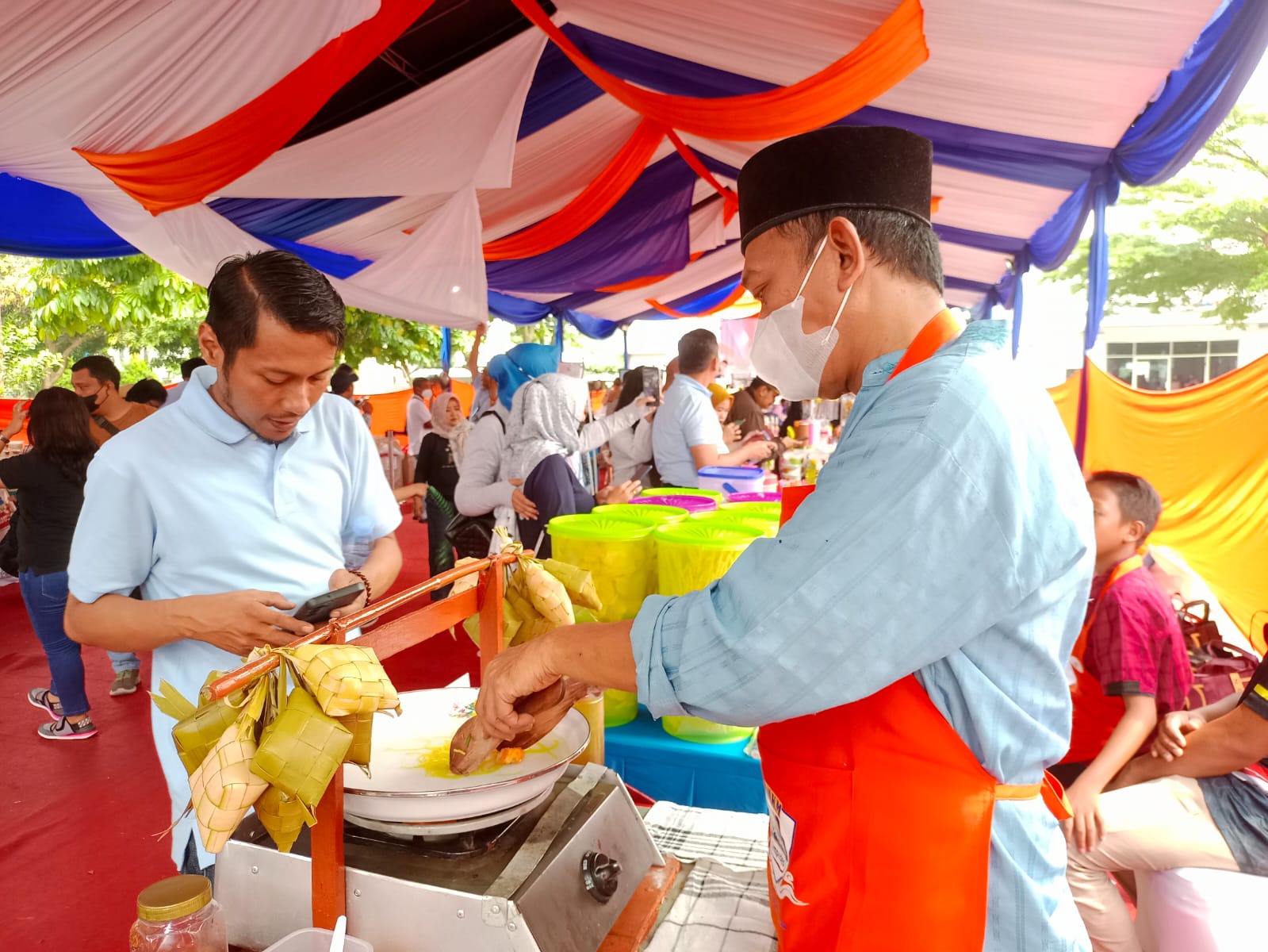 Ishak Yahya sedang melayani pembeli di Pesta Hadiah Simpedes, di Usman Harun Sport Center, Jakarta, Sabtu (20/5).