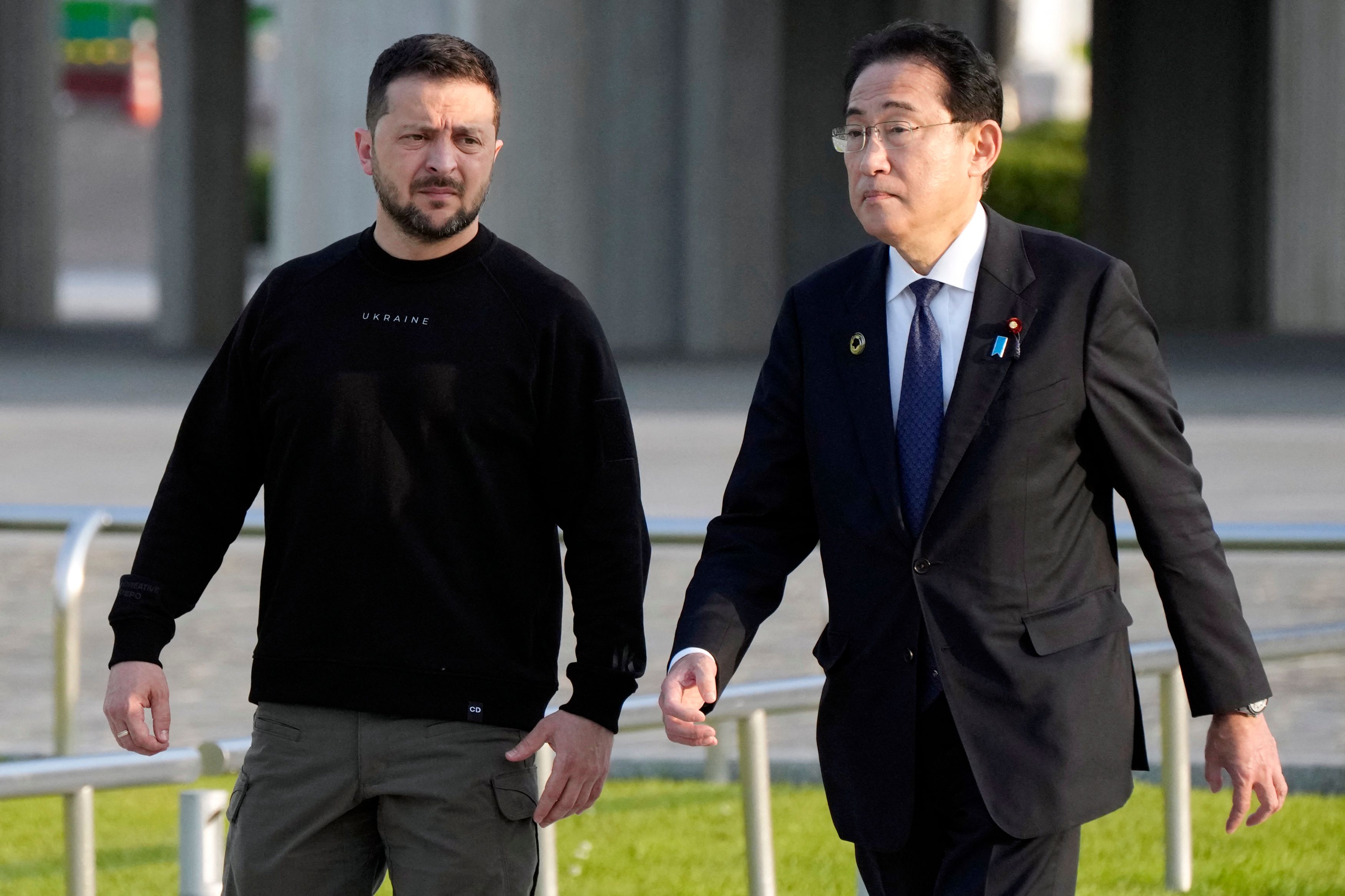 Perdana Menteri Jepang Fumio Kishida berjalan berdampingan dengan Presiden Ukraina Volodymyr Zelensky 