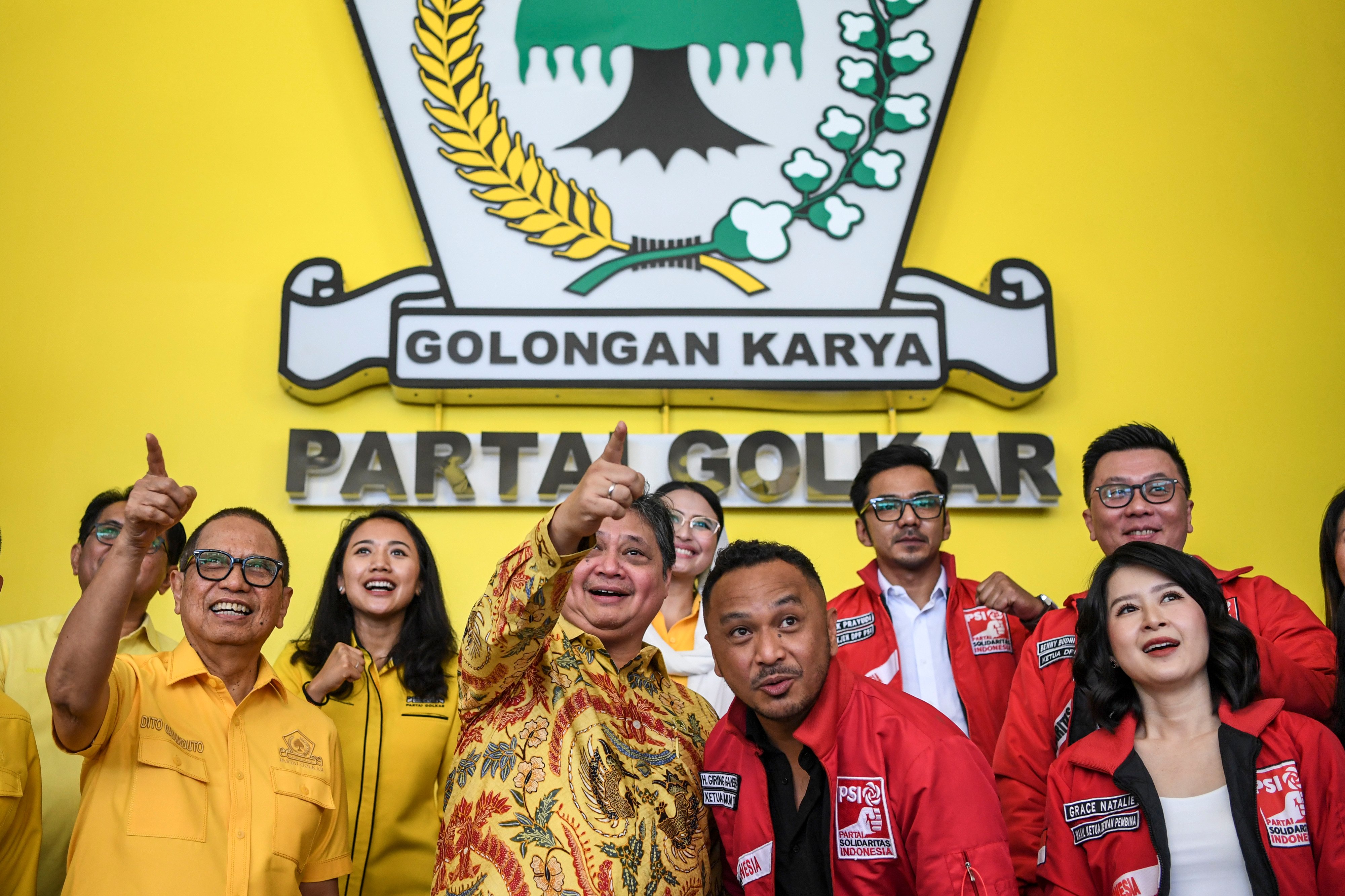 Ketua Umum Partai Golkar Airlangga Hartarto (ketiga kiri) berbincang dengan Ketua Umum Partai Solidaritas Indonesia (PSI) Giring Ganesha