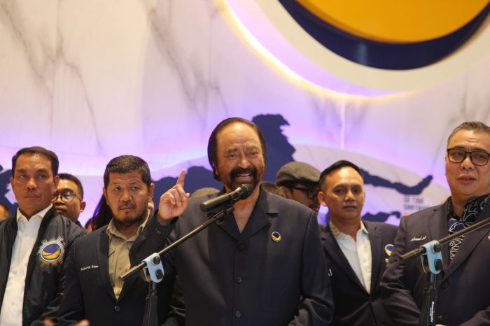 Ketua Umum Partai NasDem Surya Paloh saat memberikan pernyataan pers di Jakarta, Rabu (17/5).