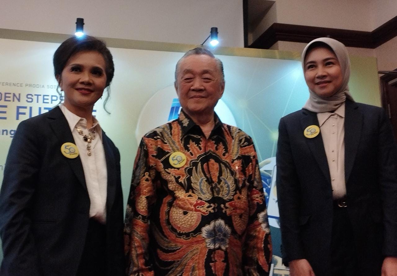 Dari kiri ke kanan Dewi Muliaty, Andi Widjaja, dan Indriyanti Rafi Sukmawati, Direktur Bisnis & Pemasaran.