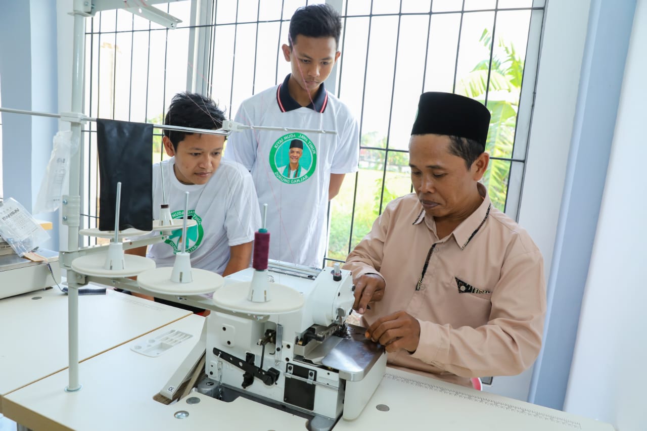Pelatihan menjahit yang digelar Kiai Muda Jatim