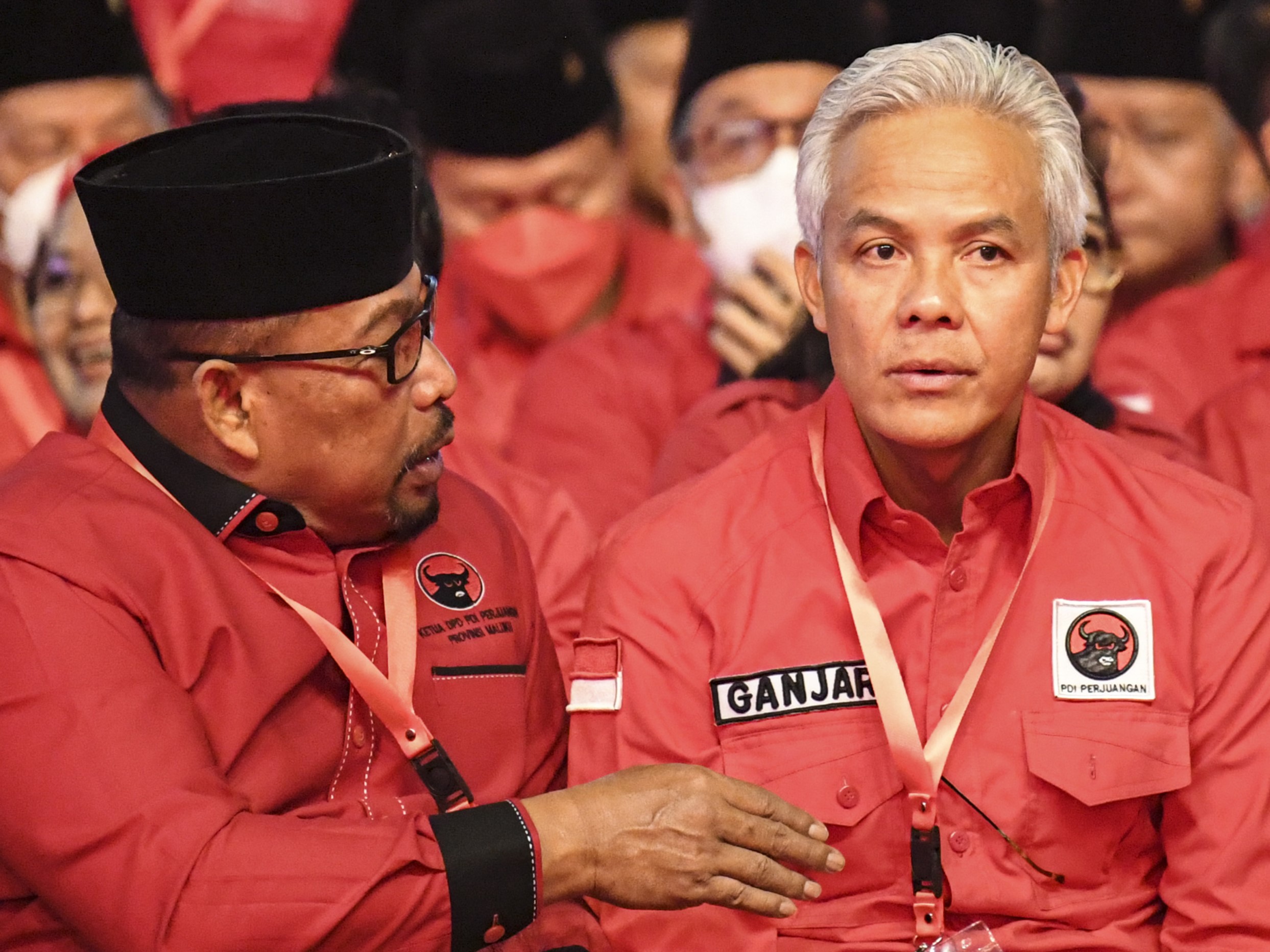 Murad Ismail (kiri) berbincang dengan Gubernur Jawa Tengah Ganjar Pranowo.