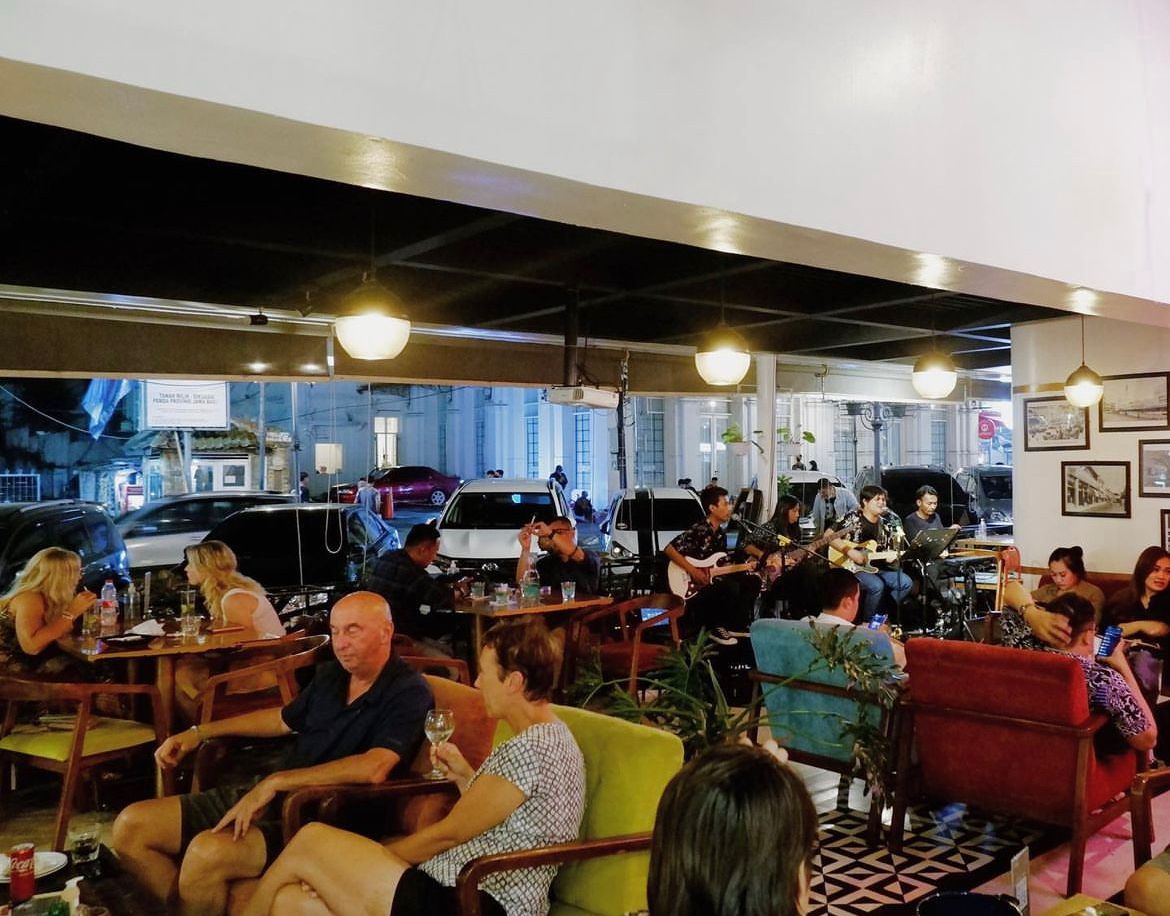 Suasana hangat di  B10 City Terrace Café, Jalan Braga, Bandung.