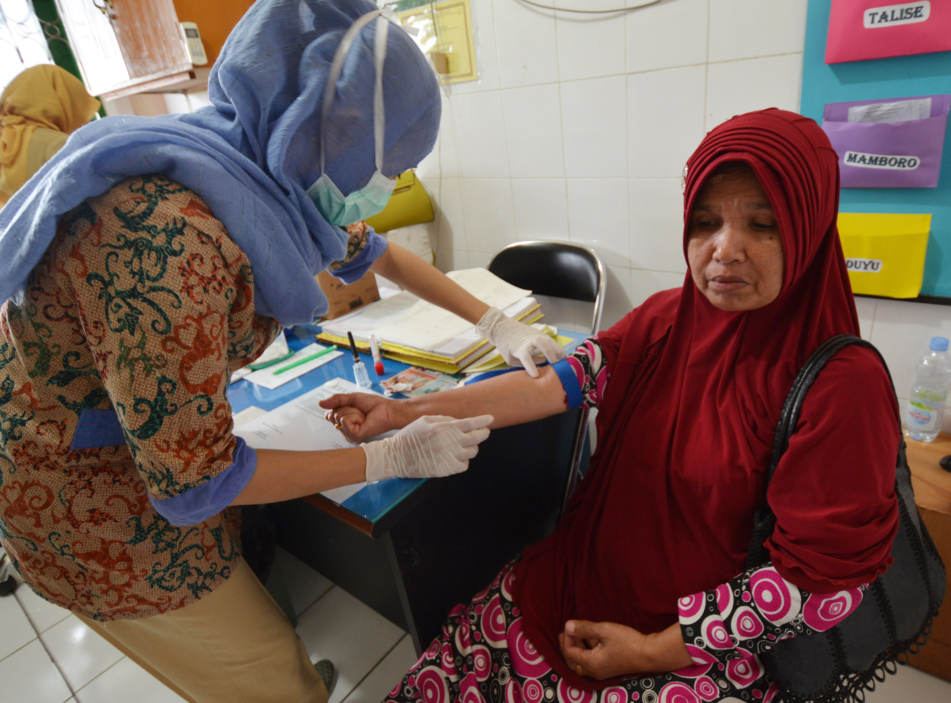 Petugas mengambil sampel darah salah seorang Calon Jemaah Haji (CJH) di salah satu Puskesmas di Palu, Sulawesi Tengah.