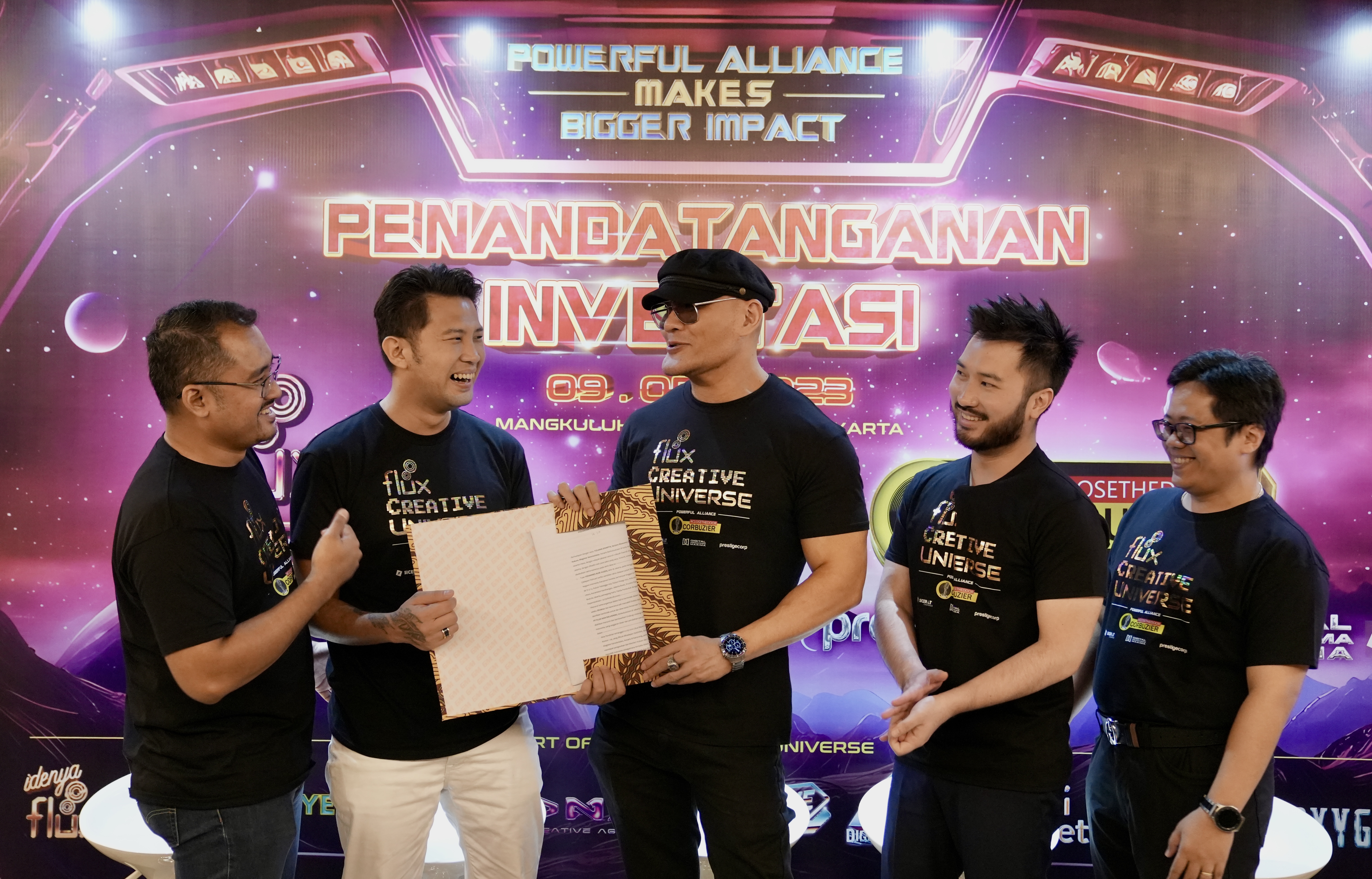 Seremoni investasi Deddy Corbuzier pada Flux Creative Universe di Jakarta,Selasa (9/5)