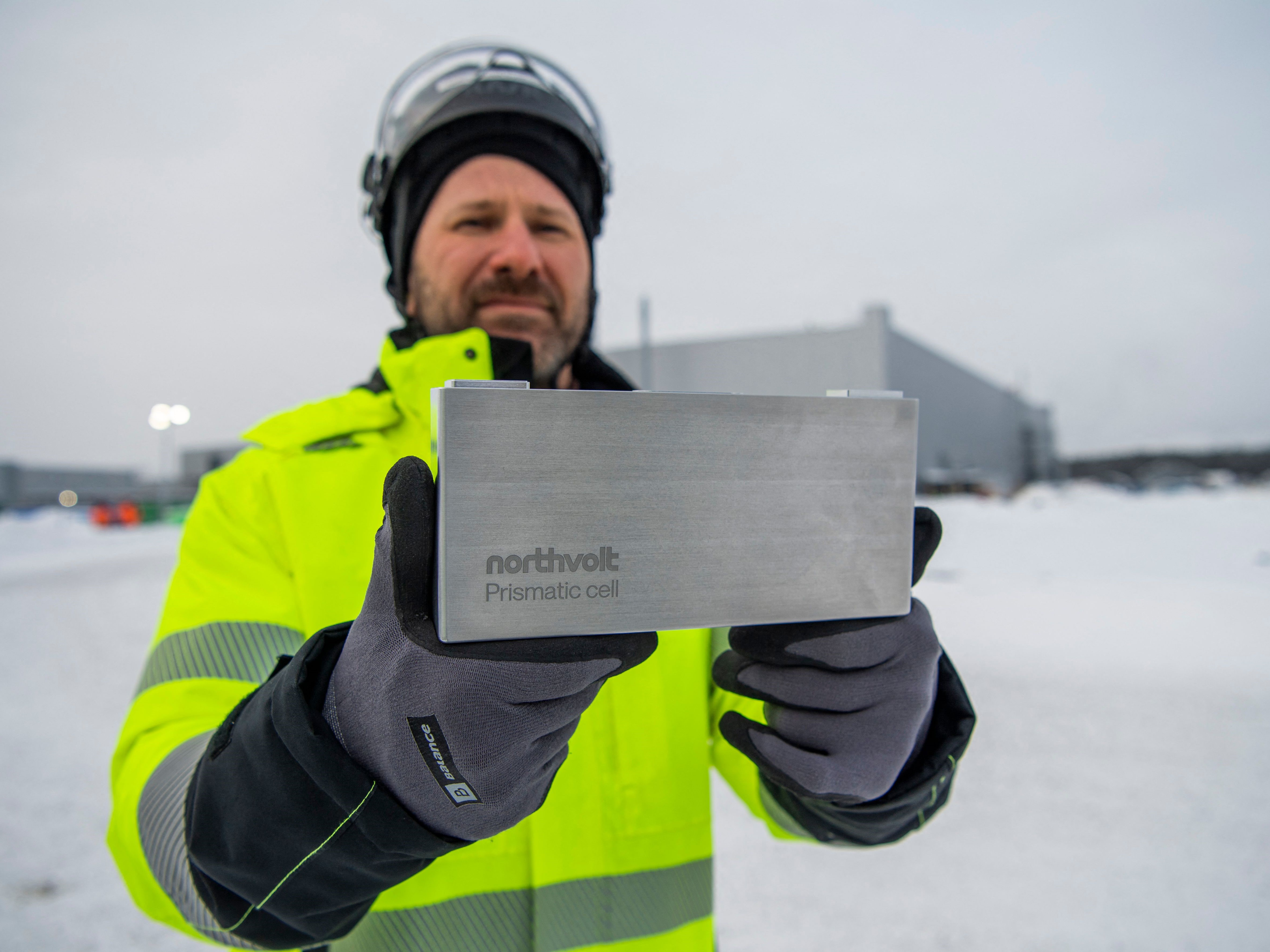 Direktur Senior di Northvolt, Christopher Gorelczenko, memegang maket baterai Northvolt di pabrik Northvolt Ett di Skelleftea.