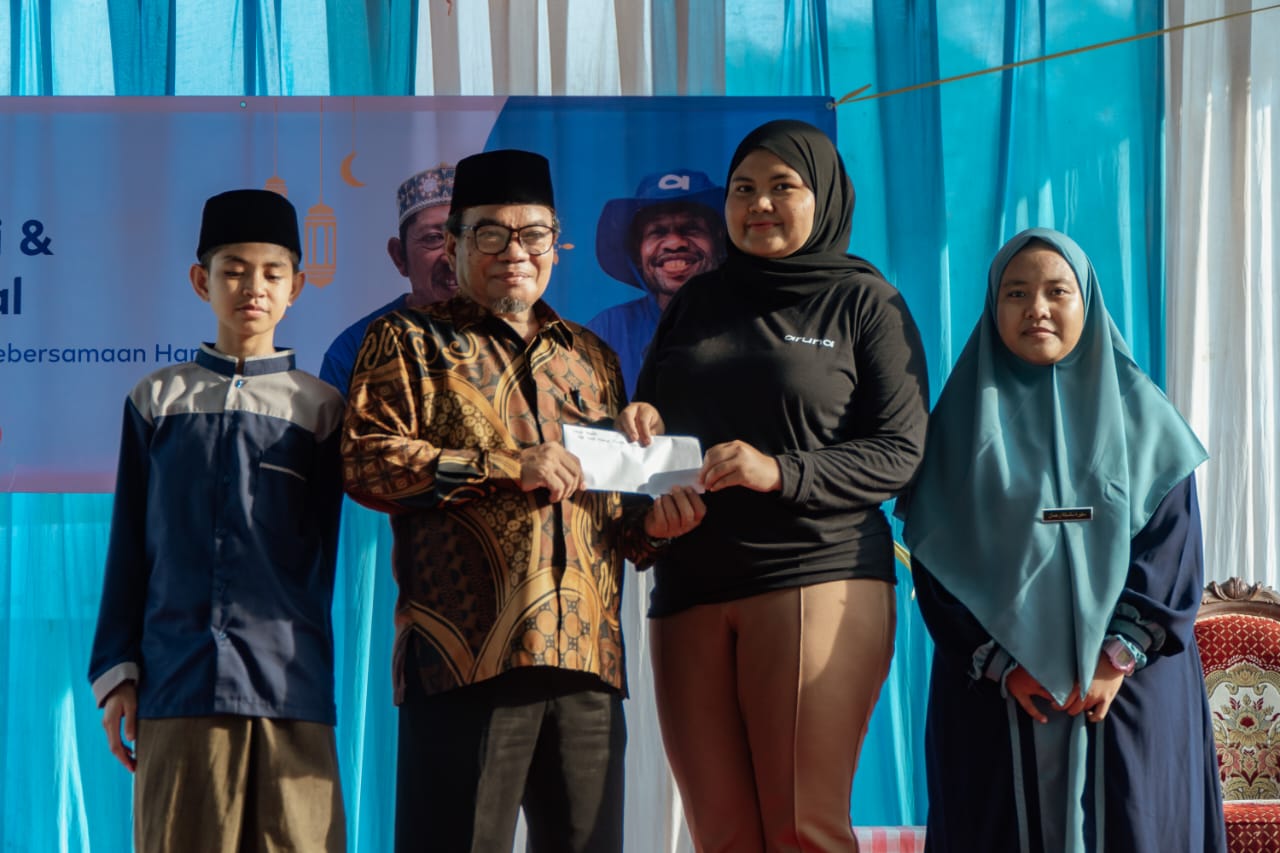Aruna menyerahkan donasi dalam momen halal bihalal di Lamongan