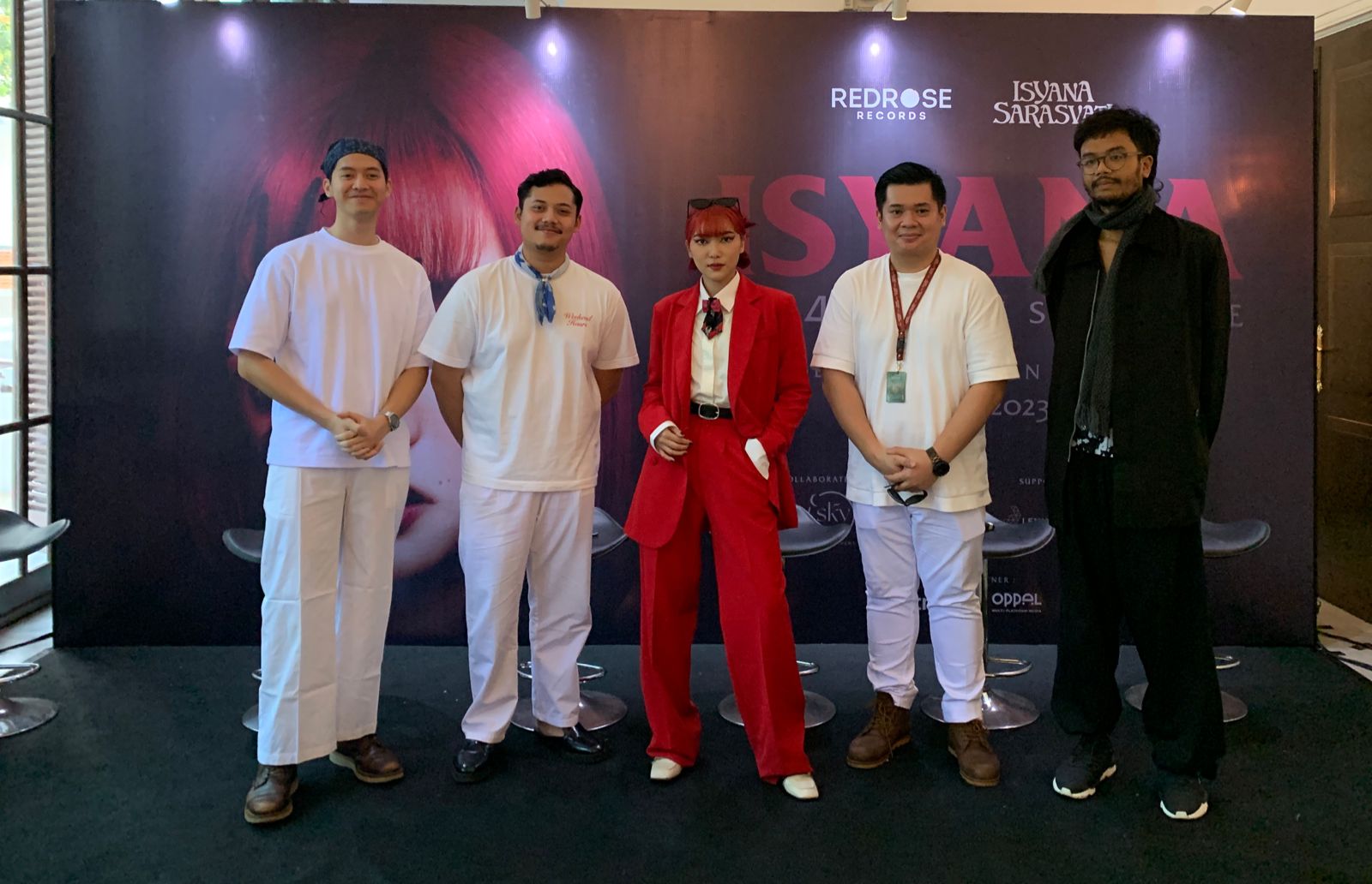 Isyana Sarasvati dan para kolaborator di album barunya.