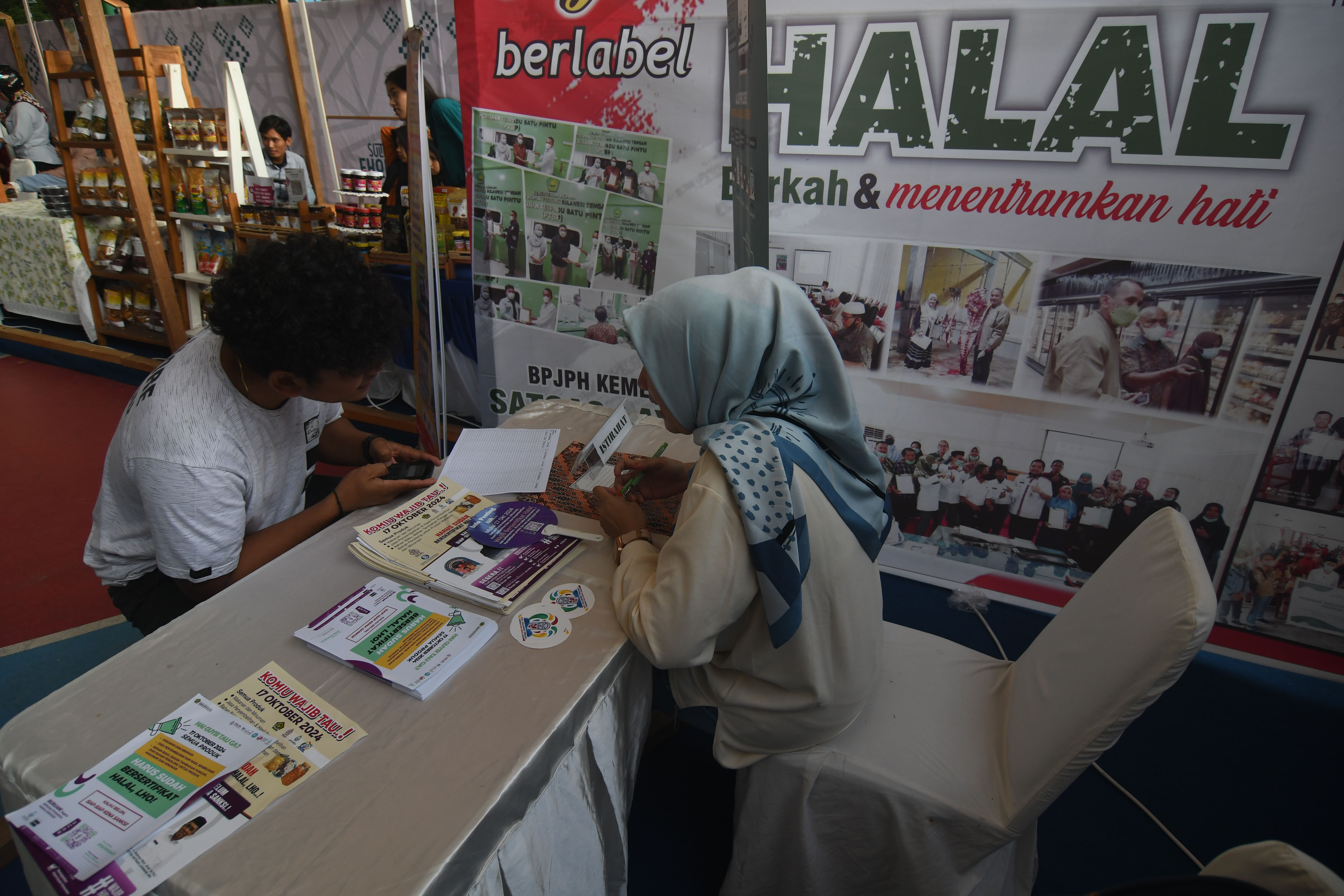 LAYANAN SERTIFIKASI HALAL: Petugas BPJPH memaparkan tata cara pengajuan permohonan sertifikasi halal kepada pelaku usaha.