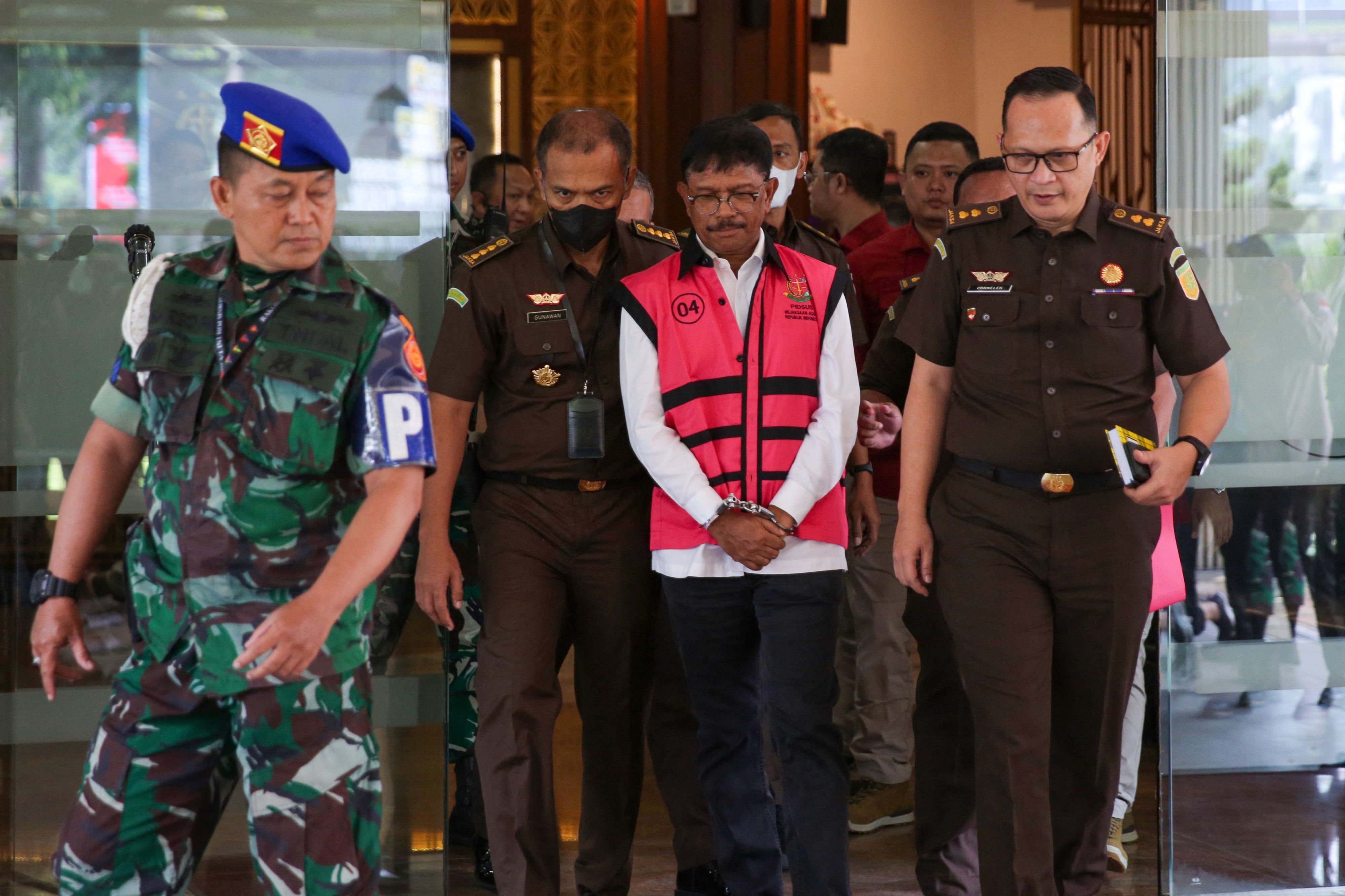 Mantan Kemenkominfo Johnny G Plate diborgol usai ditetapkan sebagai tersangka kasus korupsi oleh Kejagung.