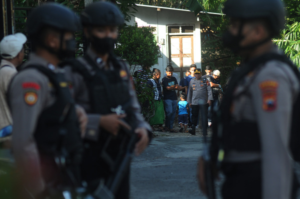 Ilustrasi penggerebekan teroris oleh Densus 88.