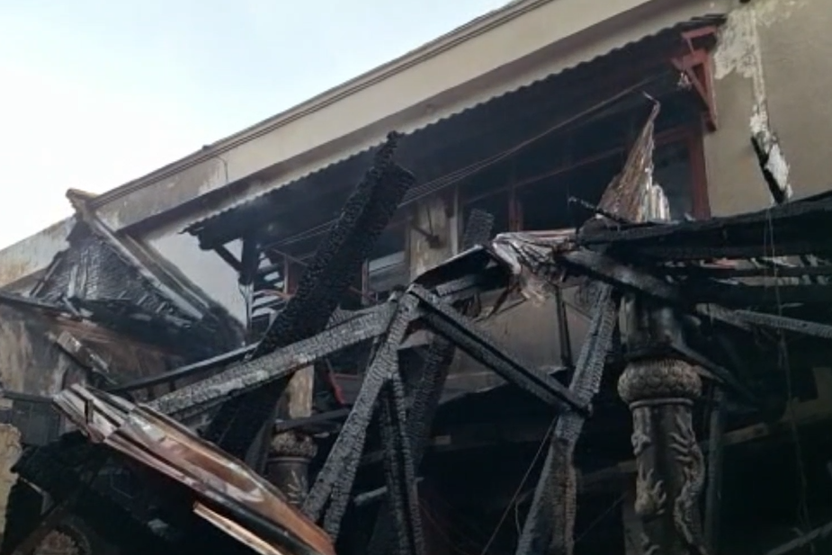 Kelenteng yang terbakar.