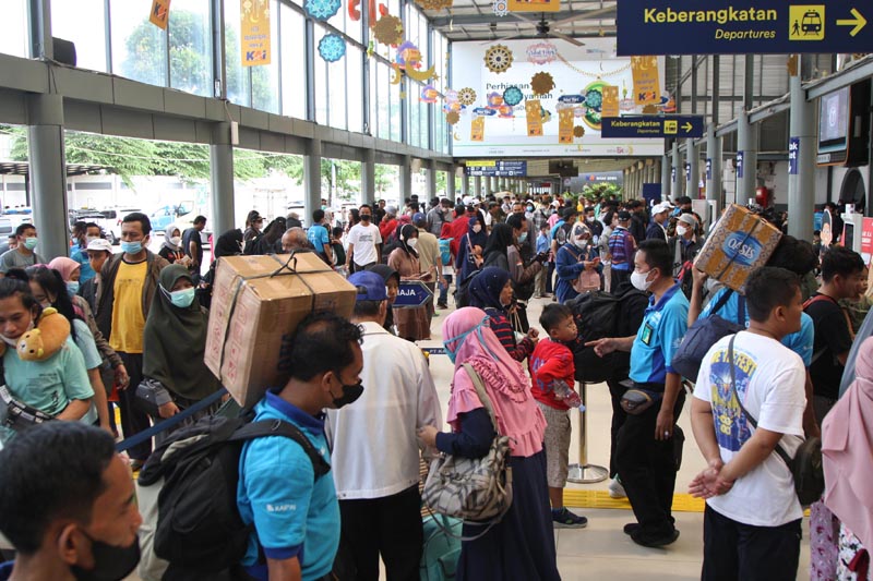 Penumpang kereta api jarak jauh diminta memperhatikan perubahan jadwal keberangkatan karena peningkatan volume penumpang jelang libur.