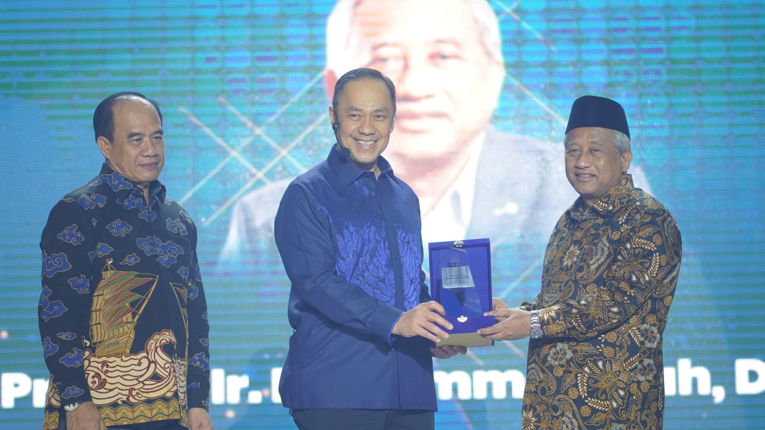 Founder ESQ Group Ary Ginanjar Agustian (tengah) saat menyerahkan penghargaan ESQ Award kepada Mohammad Nuh pada acara Milad ke-23 ESQ.
