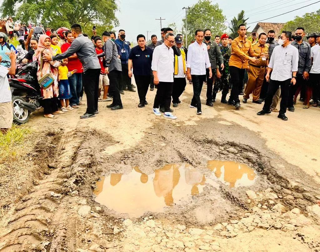 Presiden Joko Widodo saat meninjau jalan rusak di Lampung, Jumat (5/5).