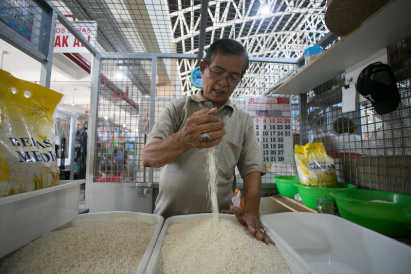 Pedagang beras tengah menunggu pembeli di Pasar Legi.