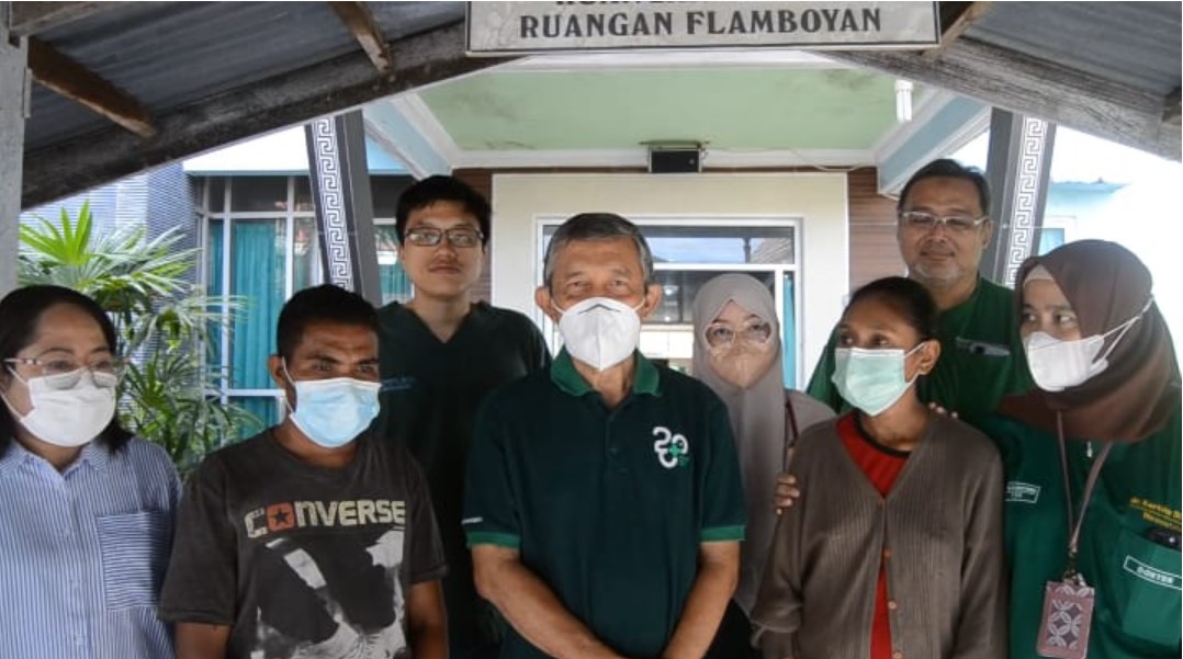 Pimpinan tim dokter dari RS doktor Soetomo Surabaya, Kohar Hari Santoso (tengah), kala memberikan keterangan pers.