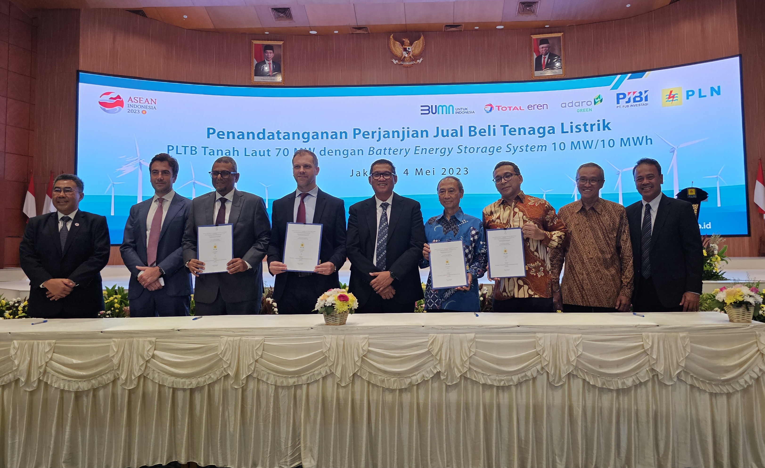 Penandatangan perjanjian jual beli listrik dari PLTB Adaro Power