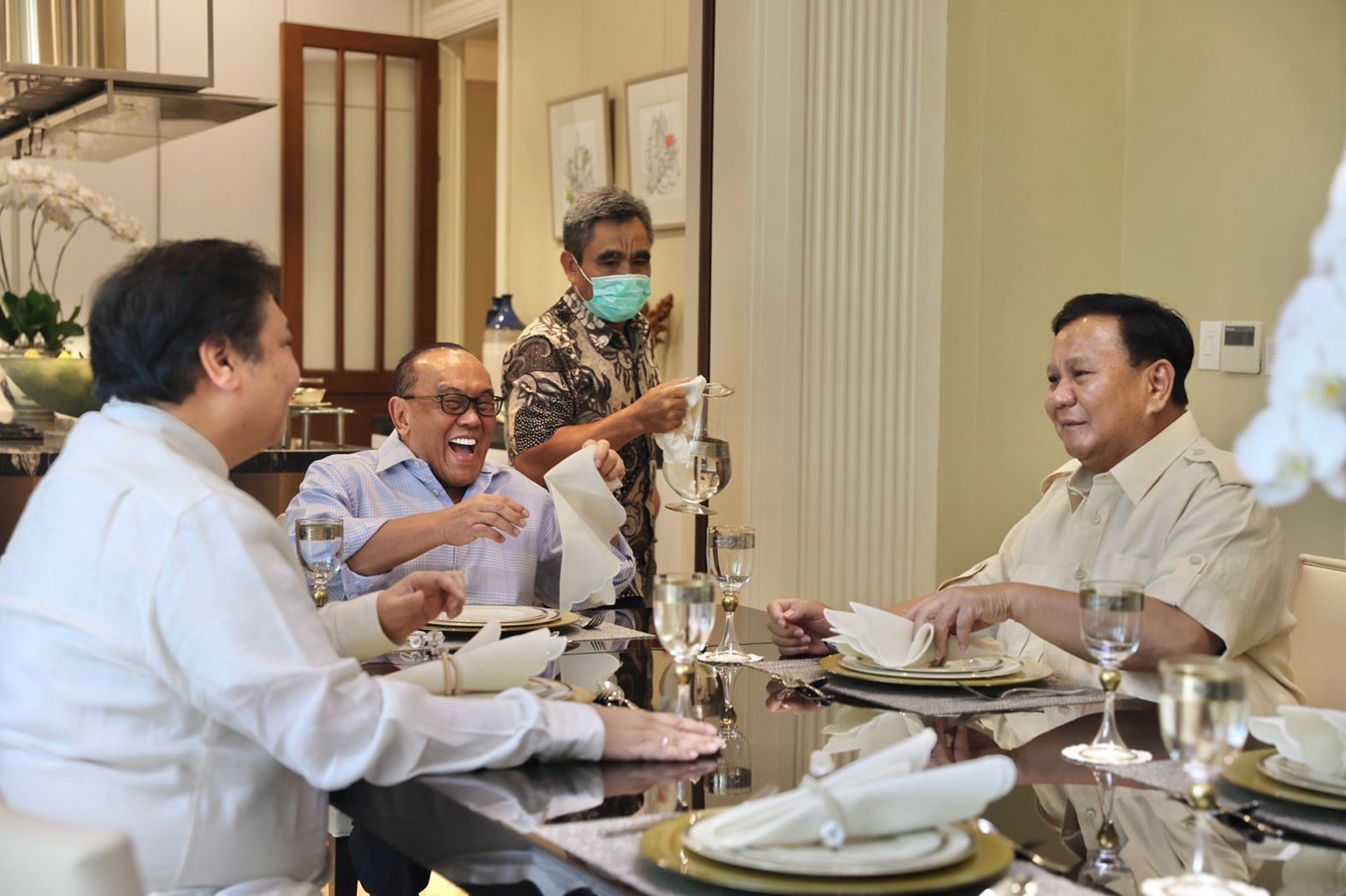 Ketua umum Partai Gerindra Prabowo Subianto (kanan) makan siang bersama Ketua Dewan pembina Golkar Aburizal Bakrie dan Erlangga Hartarto.