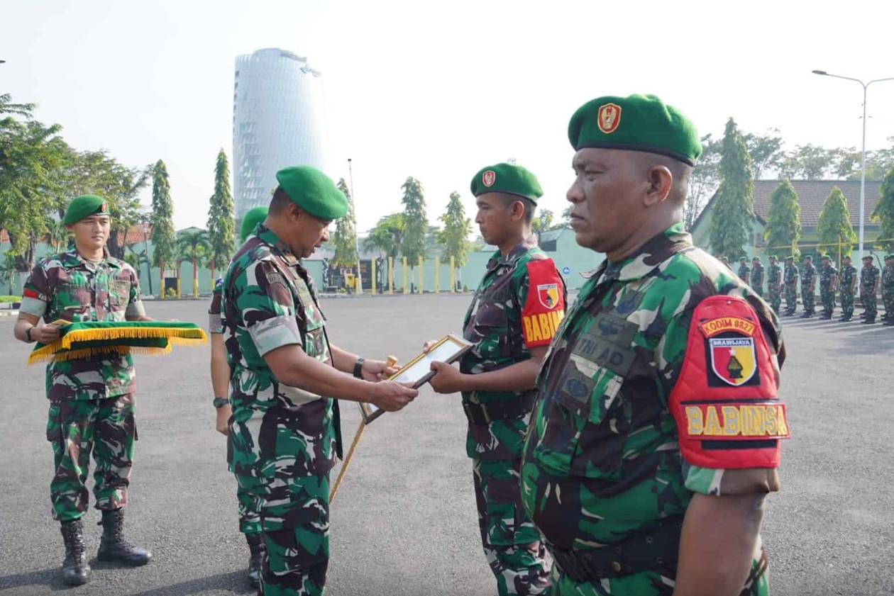 Bintara Pembina Desa (Babinsa) Koramil 0827/03 Manding Kodim Sumenep Kodam V/Brawijaya Sertu Dina Mardiyanto menerima penghargaan.