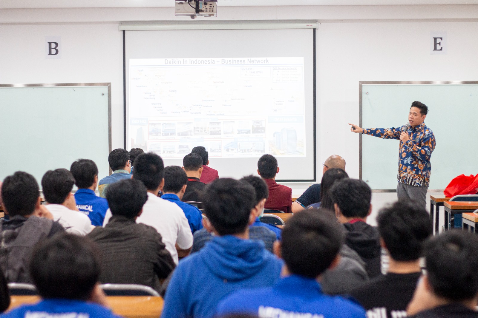Assistant General Manager Sales Development Daikin, Kevin Tenggara, memberi kuliah kepada mahasiswa di Untar, Jakarta. 