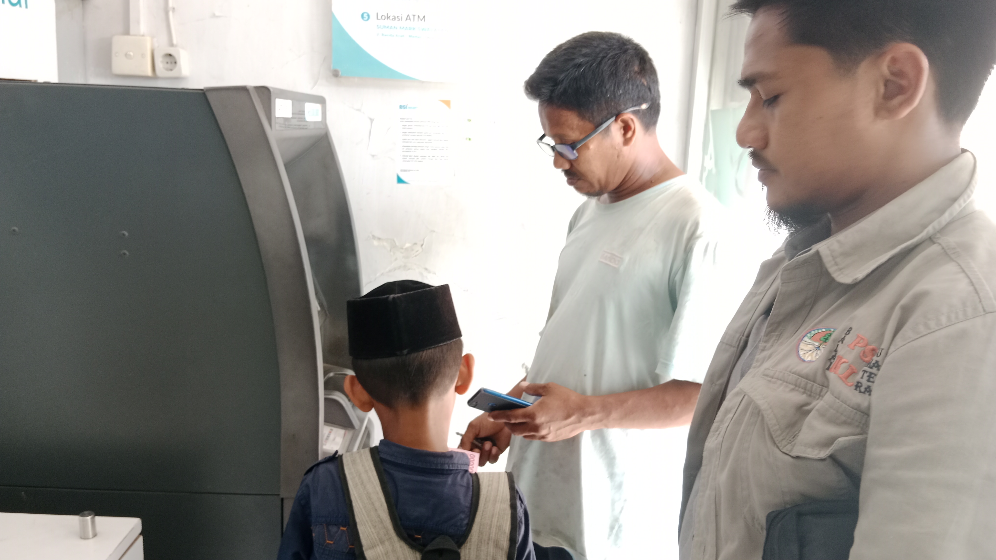 Nasabah bertransaksi di Bank Syariah Indonesia