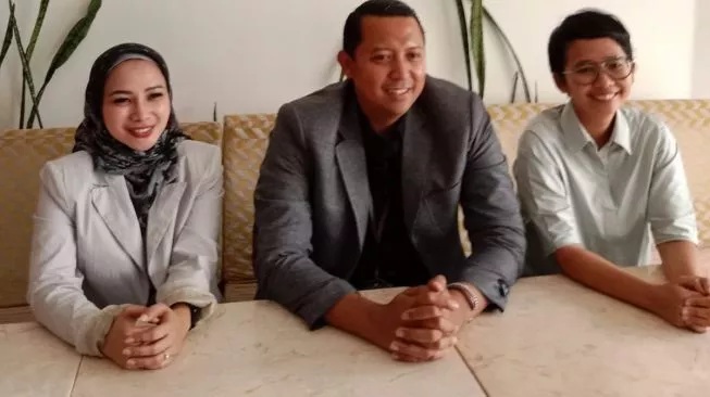 Head of Public Relation, Vika Indriyasari (kiri), Presiden Perpi, Rhesa Yogaswara (tengah), dan Sekjen Perpi, Amalia Parrera (kanan).