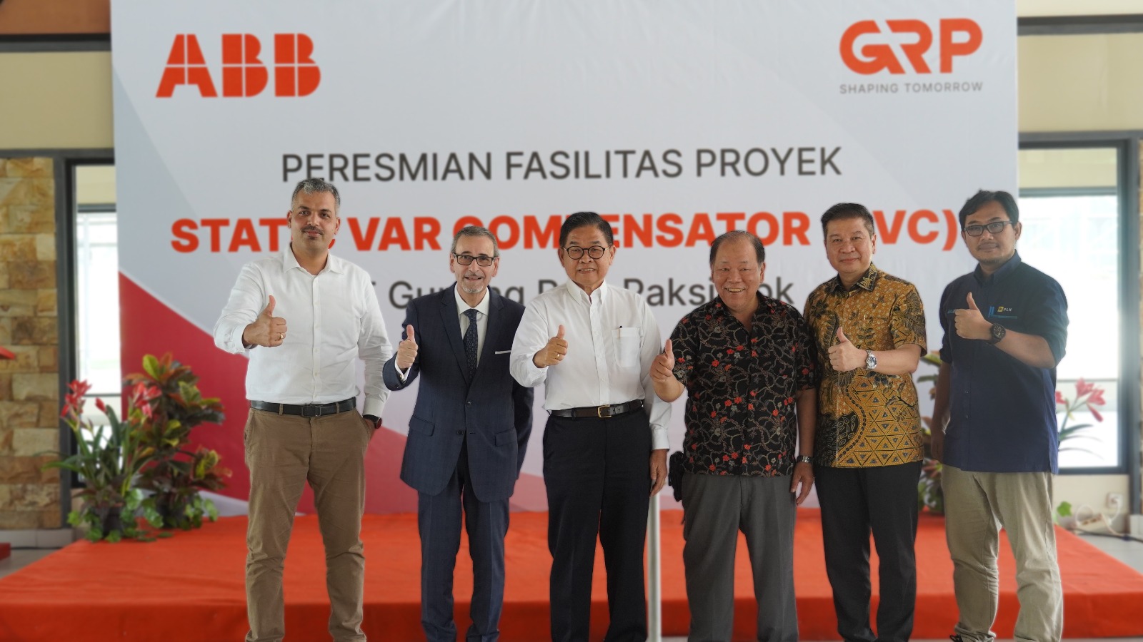 Direktur Corporate Affairs GRP Fedaus (kedua dari kanan) dan Pierre Leretz dari ABB (berjas) bersama manajemen GRP dan ABB.