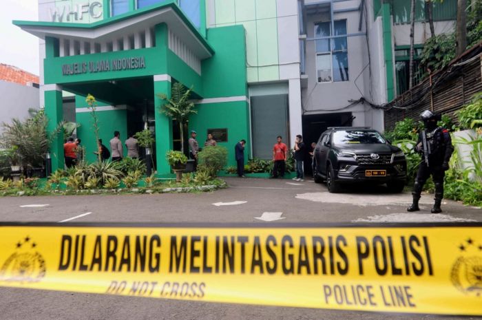 Personel Brimob berjaga seusai kejadian penembakan di Kantor Majelis Ulama Indonesia (MUI) Pusat, Jakarta.