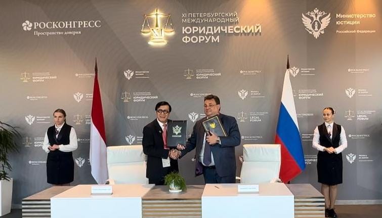 Menkumham Yasonna Laoly bersama Menteri Kehakiman Rusia Konstantin Anatolievich Chuychenko 
