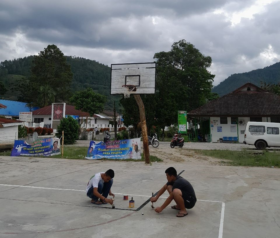 Renovasi lapangan basket di Balige, Toba, Sumatra Utara