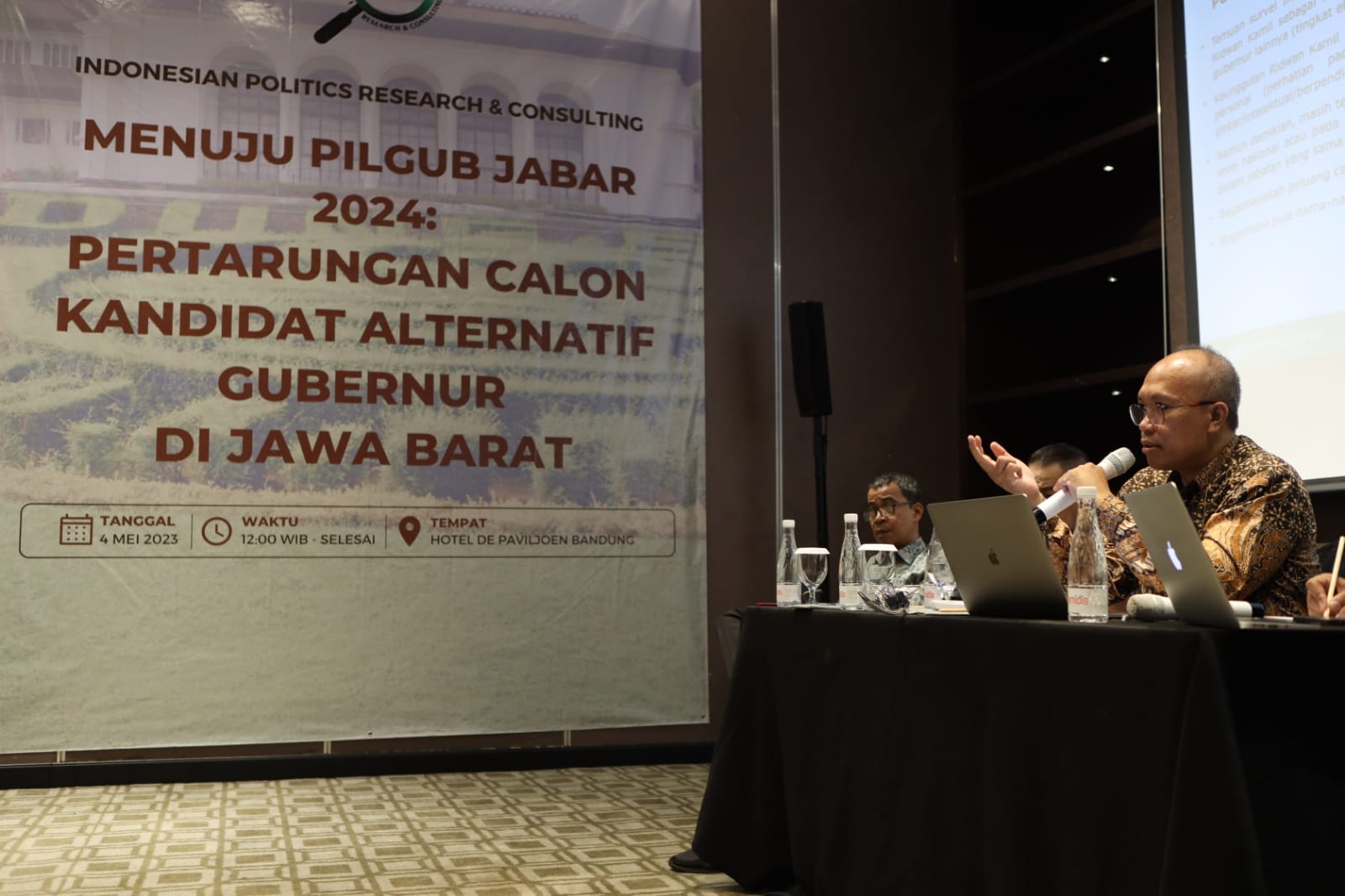 Direktur Eksekutif Indonesian Politics Research and Consulting (IPRC), Firman Manan, mengumumkan hasil sigi yang dilakukan IPRC