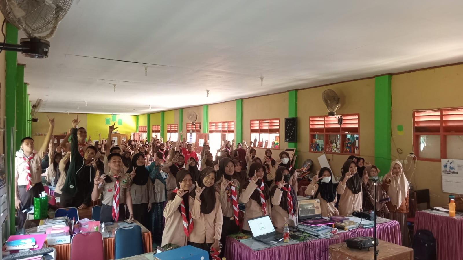 Kegiatan Literasi Digital dari Kemenkominfo digelar di 289 Sekolah Dasar dan SMP di Kabupatan Pangkep, Provinsi Sulsel, Sabtu (20/5).
