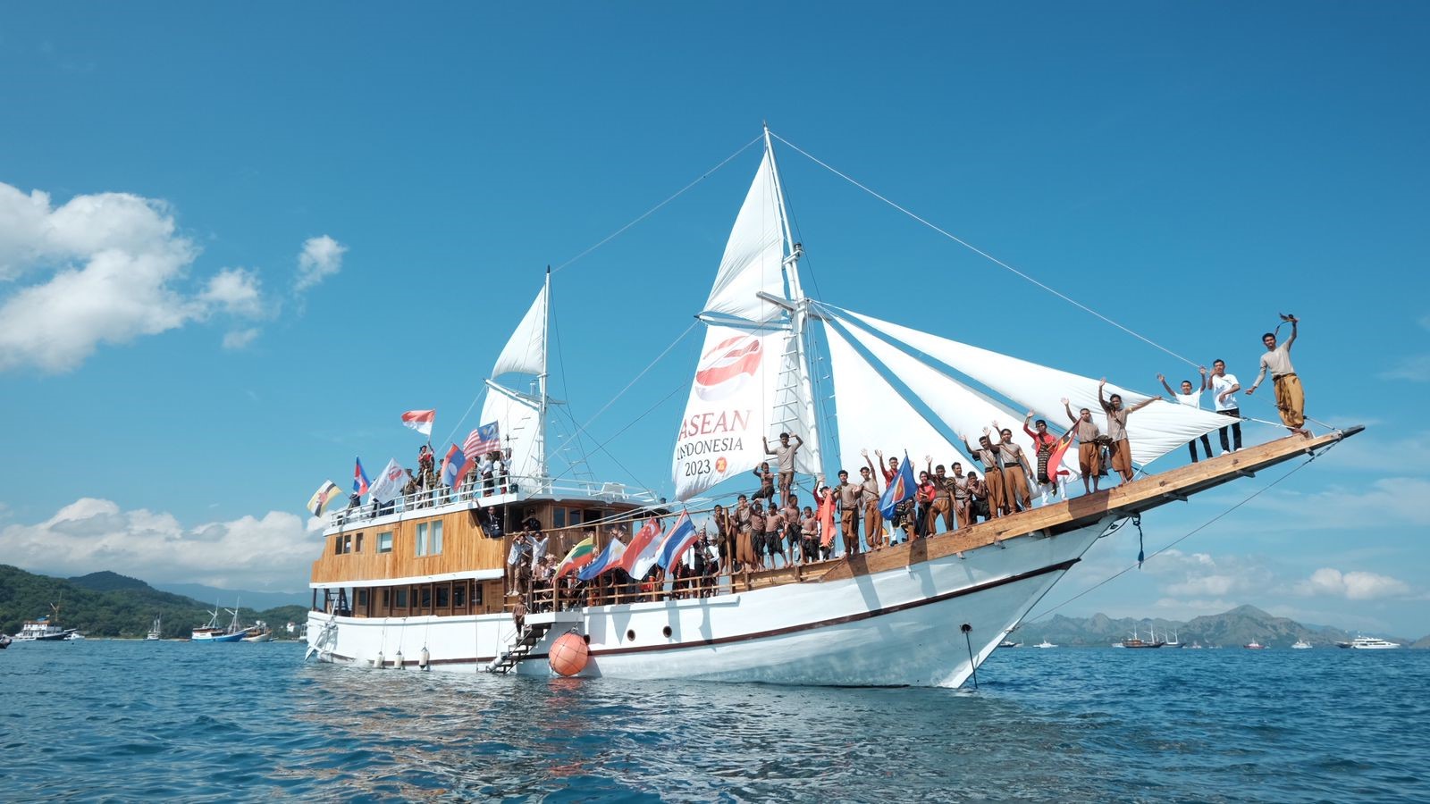 Kapal phinisi di mana pertunjukan  The Sailors dipertontonkan pada para tamu undangan. 