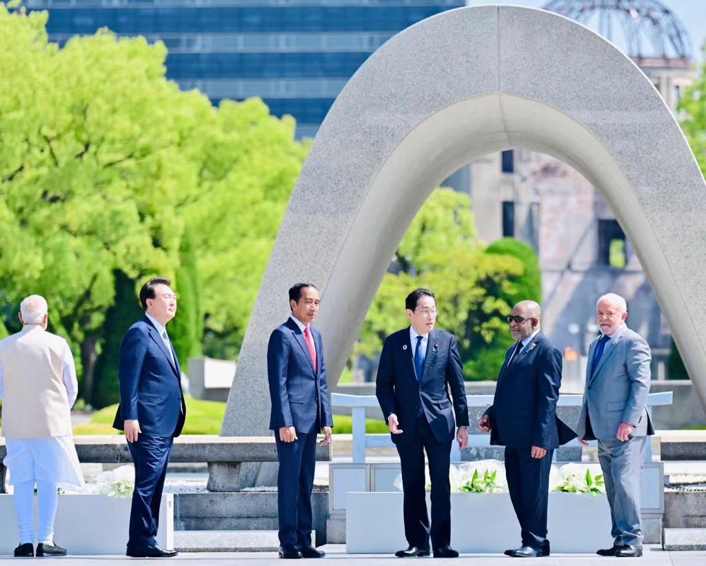 PRESIDEN RI Joko Widodo (Jokowi) berkunjung ke Hiroshima Peace Memorial Park, Jepang, Minggu (21/5).