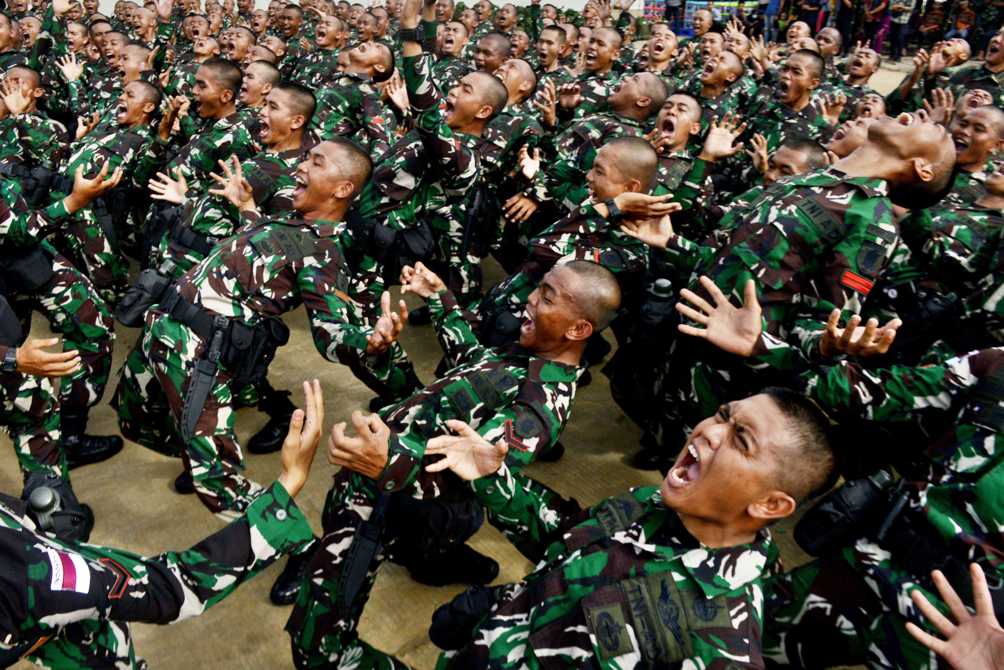  Sejumlah anggota TNI AD menyanyikan yel-yel saat akan mengikuti apel pemberangkatan Satgas Pengamanan.