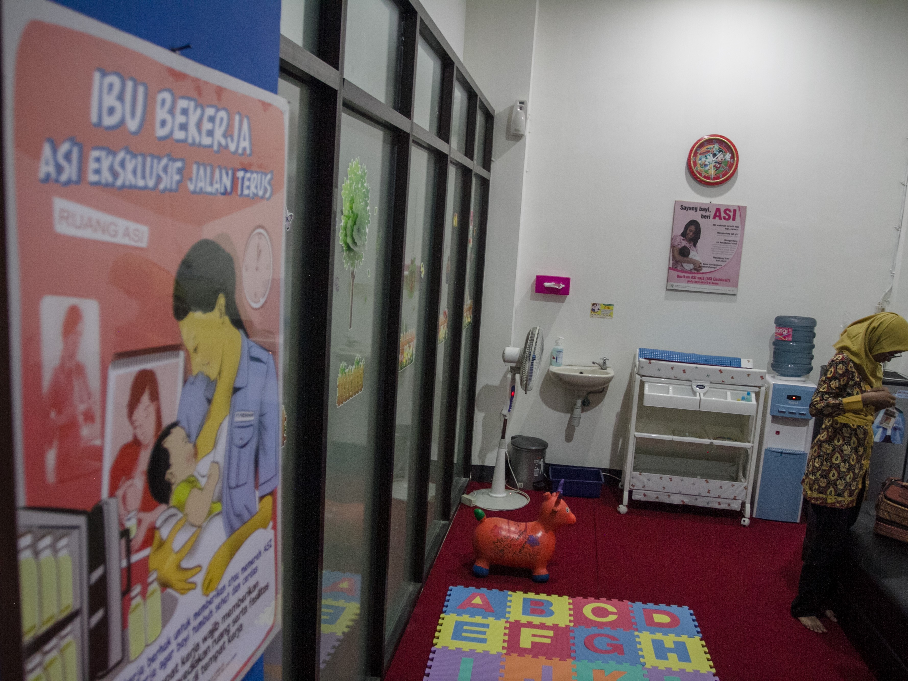 Seorang wanita berada di ruang pojok laktasi atau ruangan khusus ibu menyusui di Terminal Tipe A Tirtonadi, Solo, Jawa Tengah.