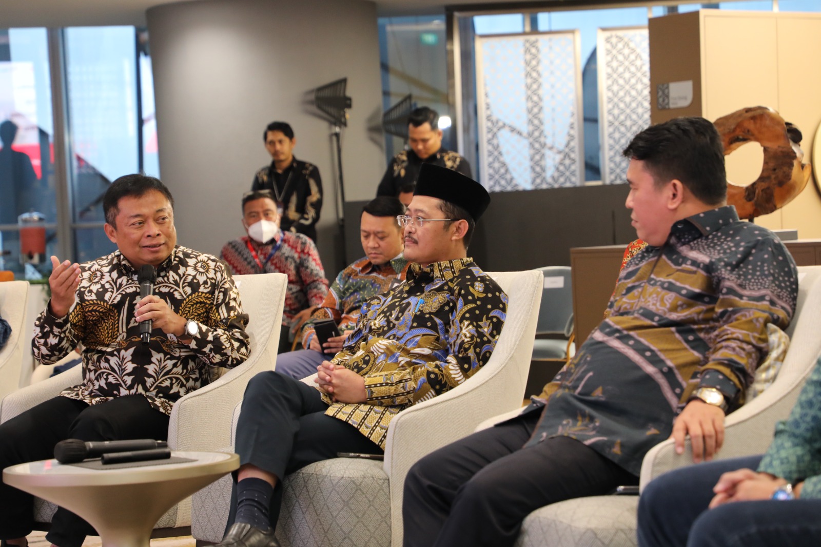 Ketua KPPU M Afif Hasbullah (tengah) menyimak penjelasan Dirut Telkom Ririek Adriansyah (kiri) mengenai inisiatif Telkom melakukan FMC.