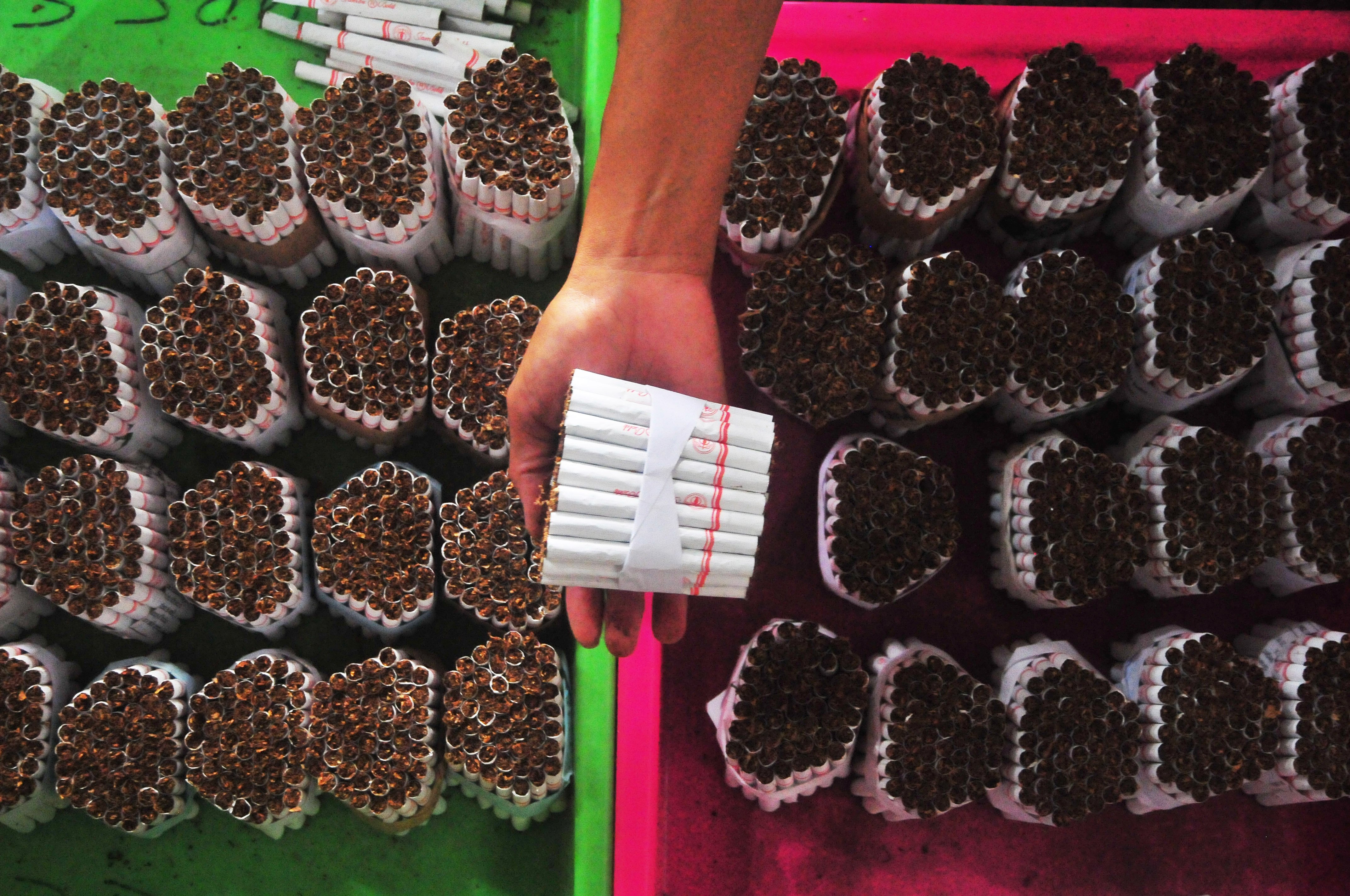 Rokok sigaret kretek tangan (SKT) berbahan baku tembakau.